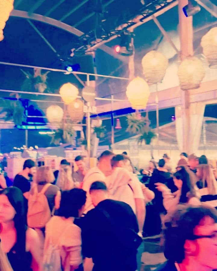 Warning buat yang gak ngerokok! 🚭 Tempat nongkrong di Bali ini ada di atas tukang Bakmi, anjay experience-nya split banget! 🤯 2