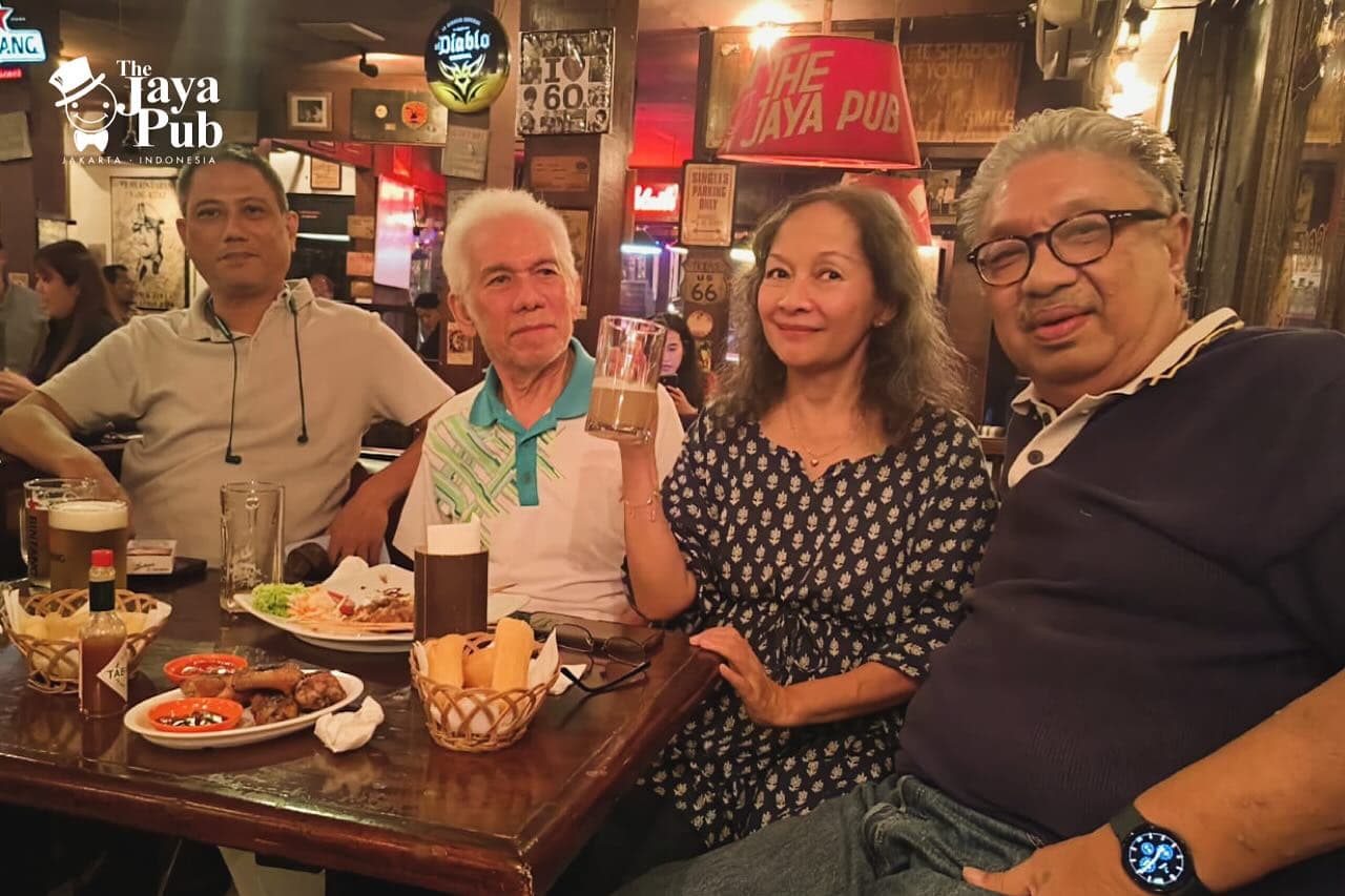 Anjay! Nongkrong di parkiran, tempatnya butut kayak rumah nenek, kok bar lokal Jakarta ini bisa rame 50 tahun?