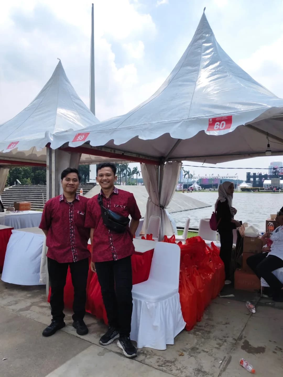 Per orang gak sampe 50rb, iga sapinya Mantap kebangetan! Tapi resto di Jakarta ini serving-nya lama banget, pengen mogok rasanya… 2