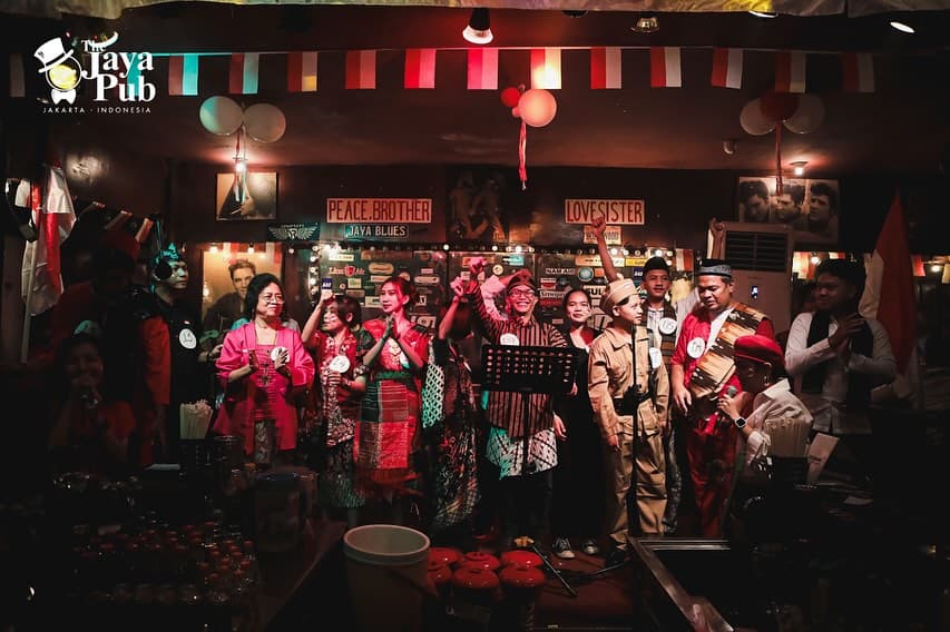 Anjay! Nongkrong di parkiran, tempatnya butut kayak rumah nenek, kok bar lokal Jakarta ini bisa rame 50 tahun? 3