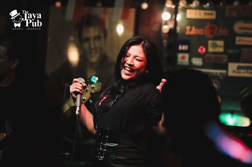 Anjay! Nongkrong di parkiran, tempatnya butut kayak rumah nenek, kok bar lokal Jakarta ini bisa rame 50 tahun? 4