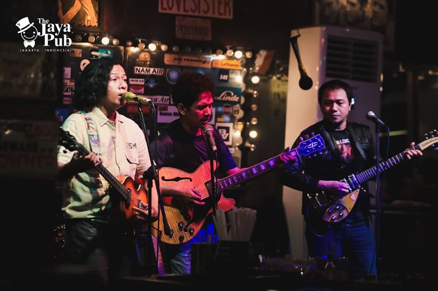 Anjay! Nongkrong di parkiran, tempatnya butut kayak rumah nenek, kok bar lokal Jakarta ini bisa rame 50 tahun? 5