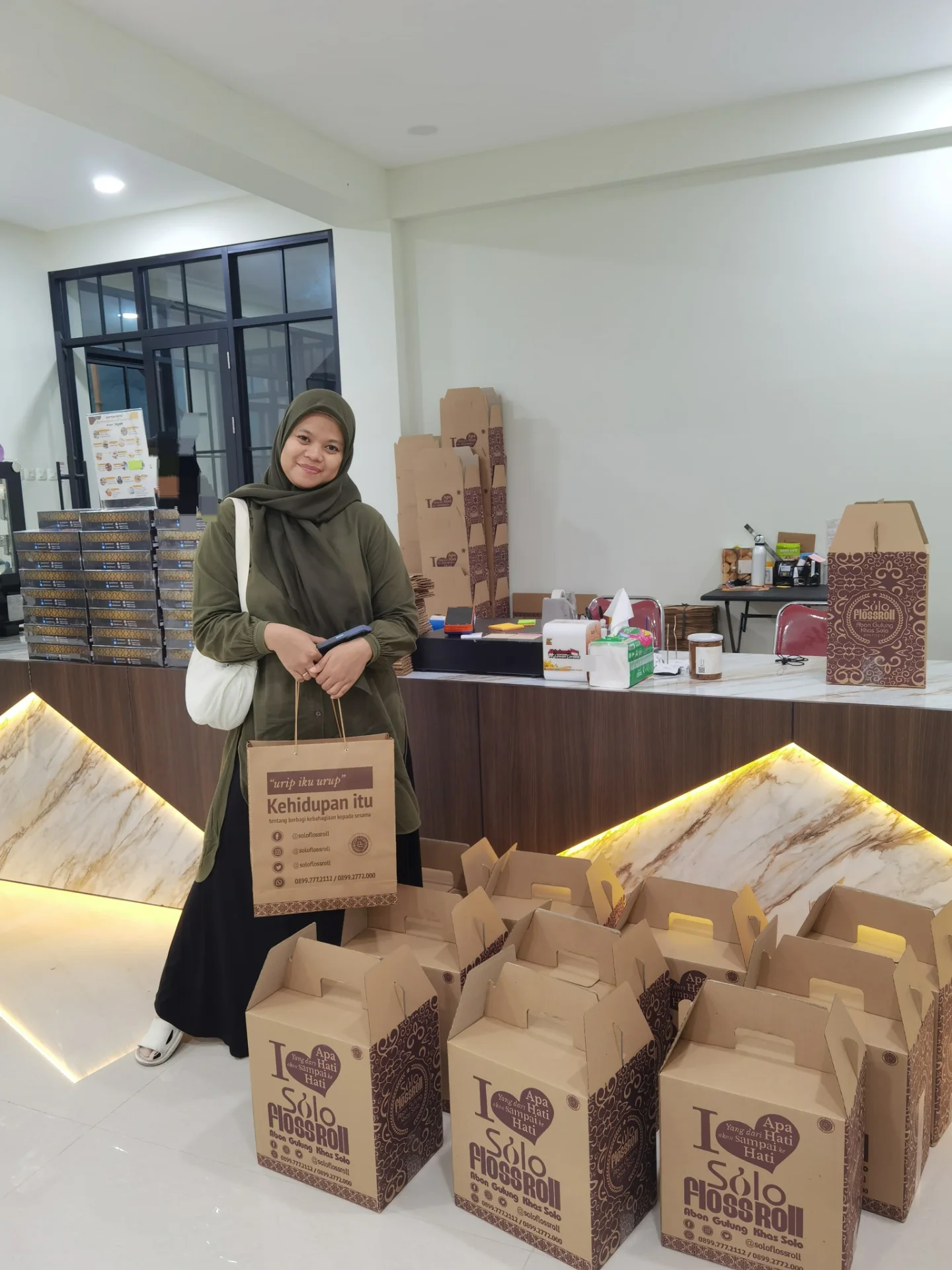 别再只知道买千层糕！梭罗本地人都抢的肉松卷，藏在居民区车库里 5