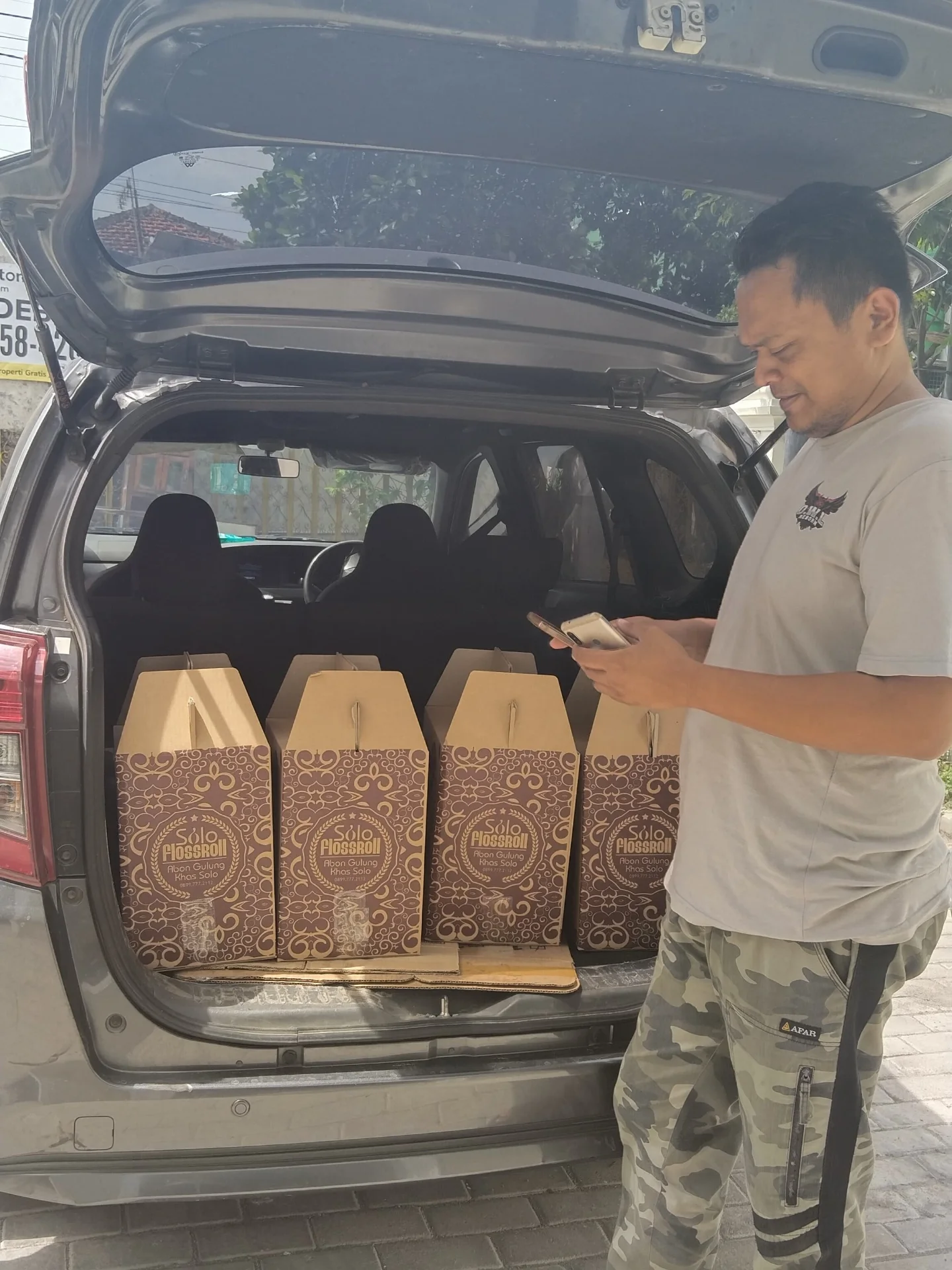 别再只知道买千层糕！梭罗本地人都抢的肉松卷，藏在居民区车库里 6