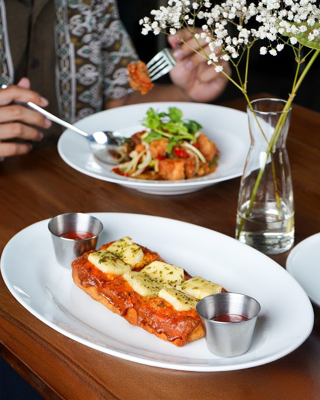 别只看滤镜！雅加达这家森林餐厅的雷，我先替你踩了 4