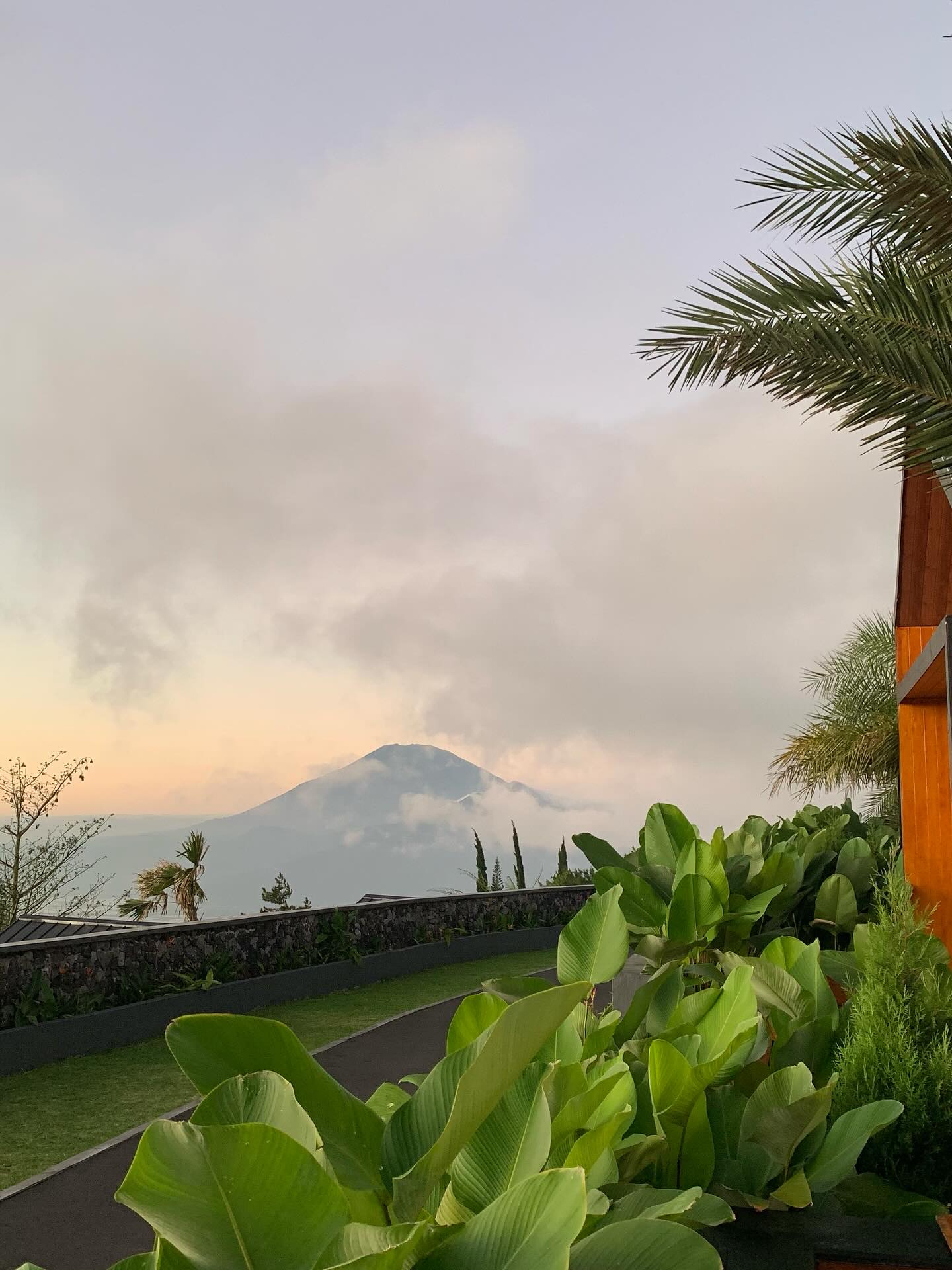 Anjay, demi lautan awan di puncak, mobil gue hampir hancur. Worth it gak sih?