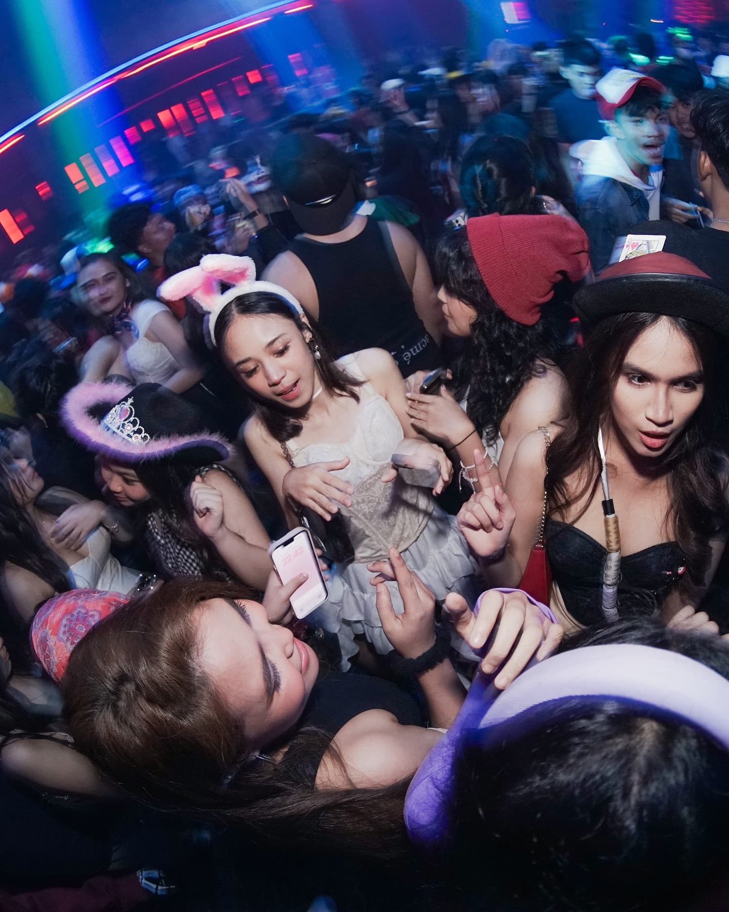 Anjay! Rating Fyne di Google 4.9, tapi pas gue dateng Sabtu kok malah hampir nongkrong sendirian? 3