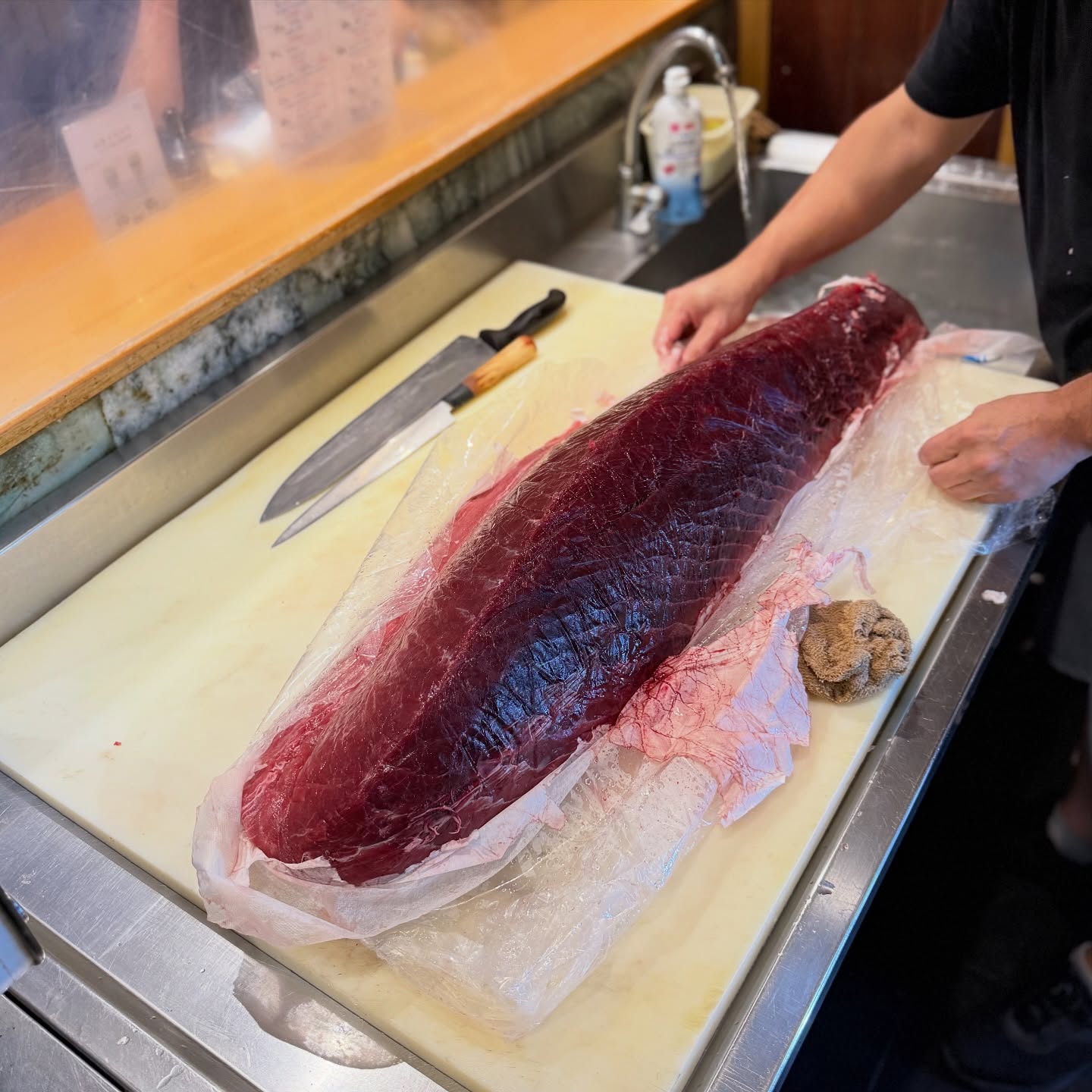 Anjay! Demi nyobain Sashimi paling otentik se-Cikarang, gue sampe blusukan ke driving range golf? 3