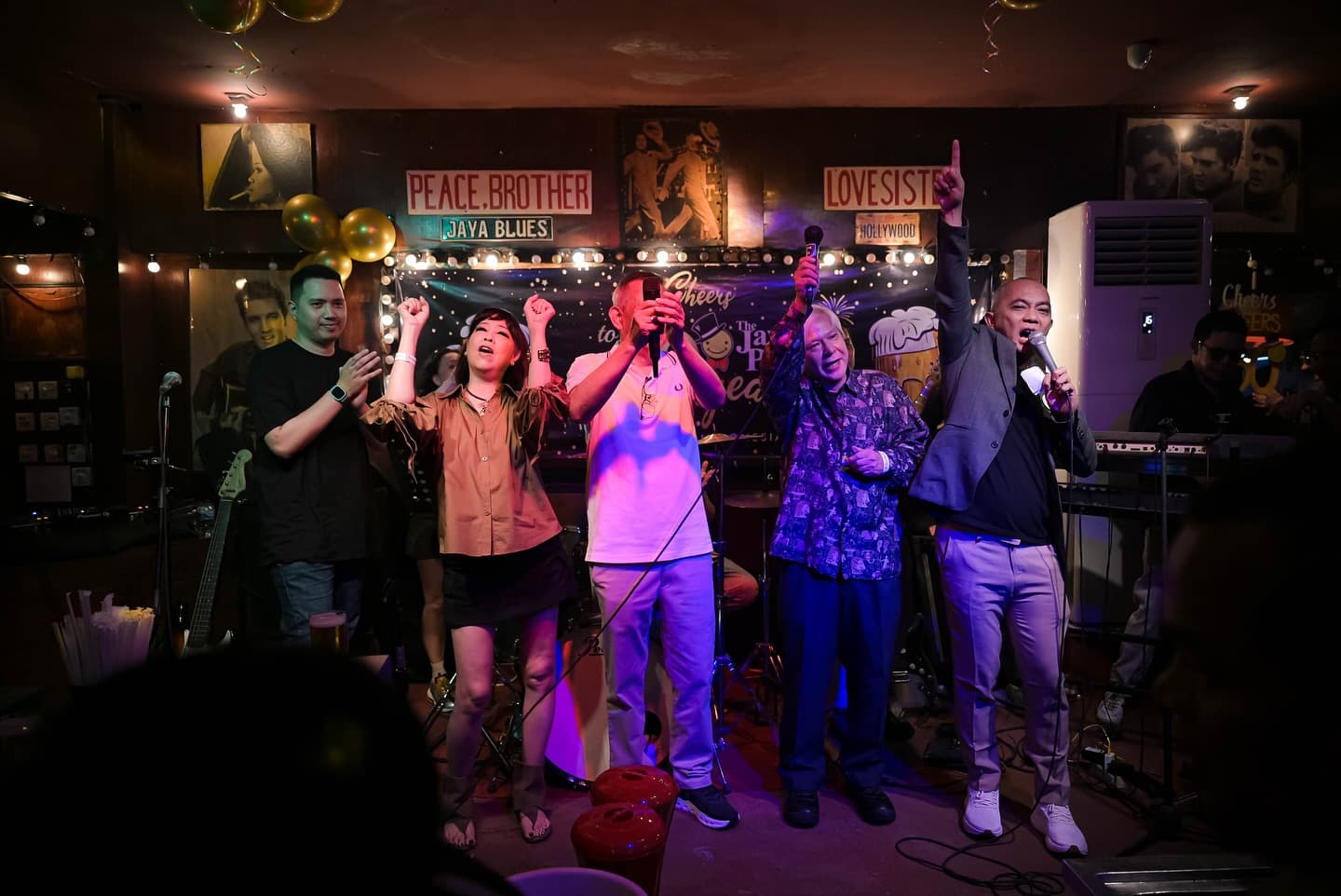 Rock Vets, Enter! Jakarta's 'Grandfather' Bar: Smoky, but the Soul is Burning. 4