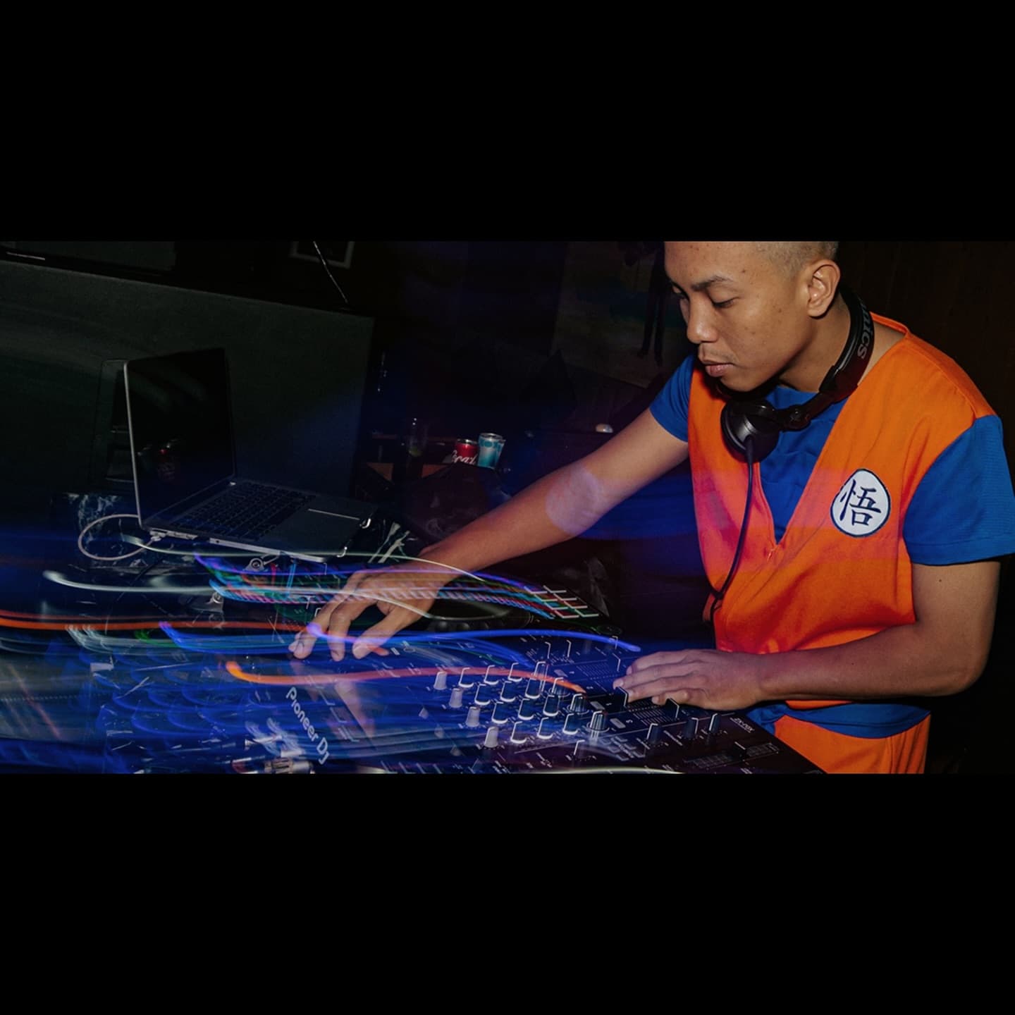 Kata siapa semua rooftop Jakarta itu romantis? Anjay, yang ini berisik banget kayak lagi dugem 2