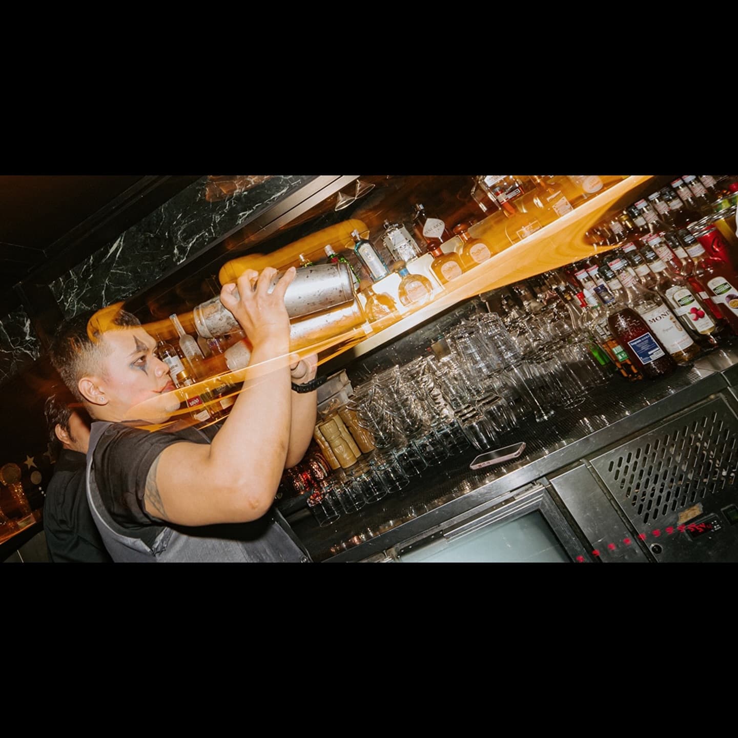 Kata siapa semua rooftop Jakarta itu romantis? Anjay, yang ini berisik banget kayak lagi dugem 6