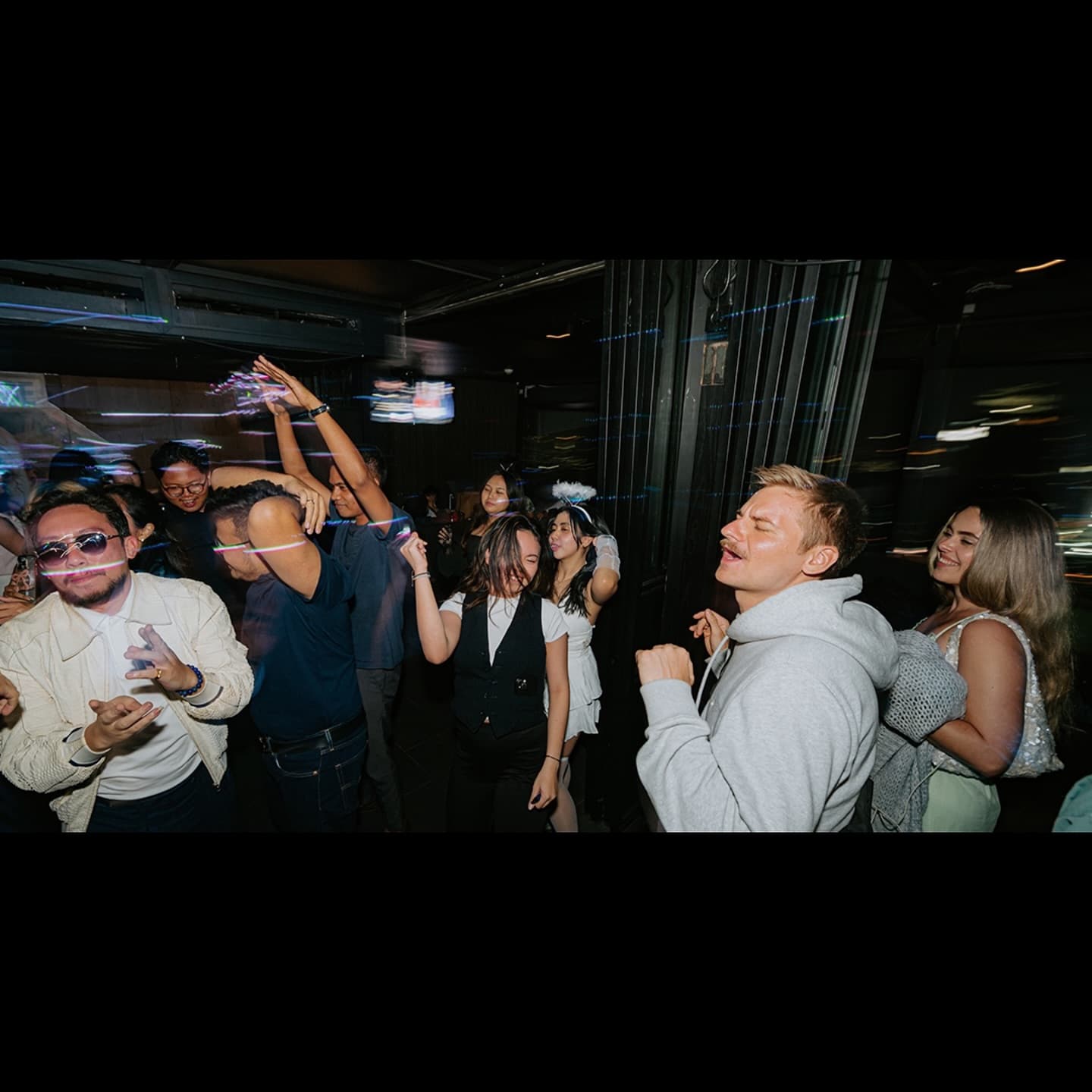 Kata siapa semua rooftop Jakarta itu romantis? Anjay, yang ini berisik banget kayak lagi dugem 3