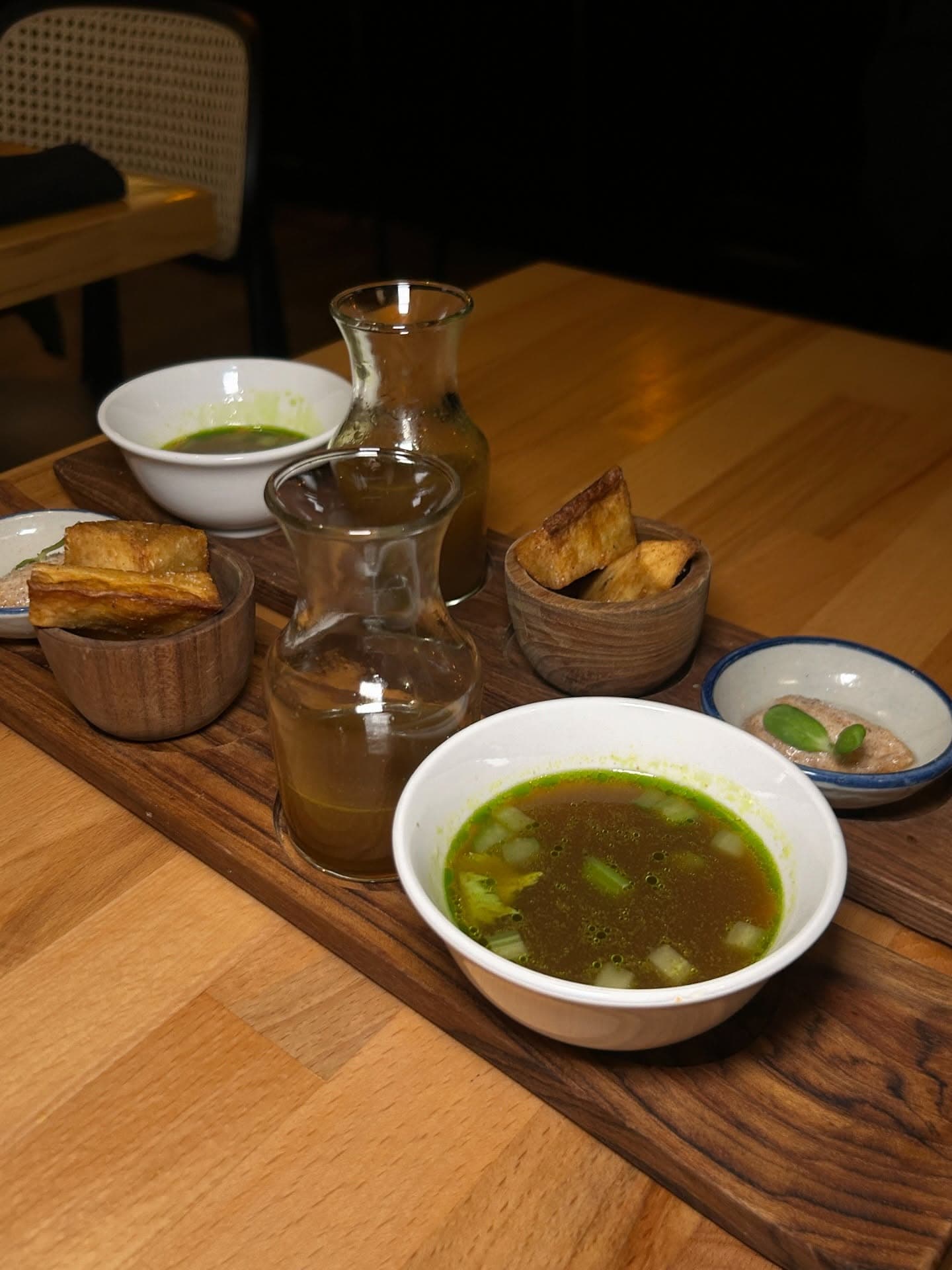 Anak nongkrong Jaksel, merapat! Soto Ayam lokal di bar British ini lebih mantap dari western food-nya, anjay