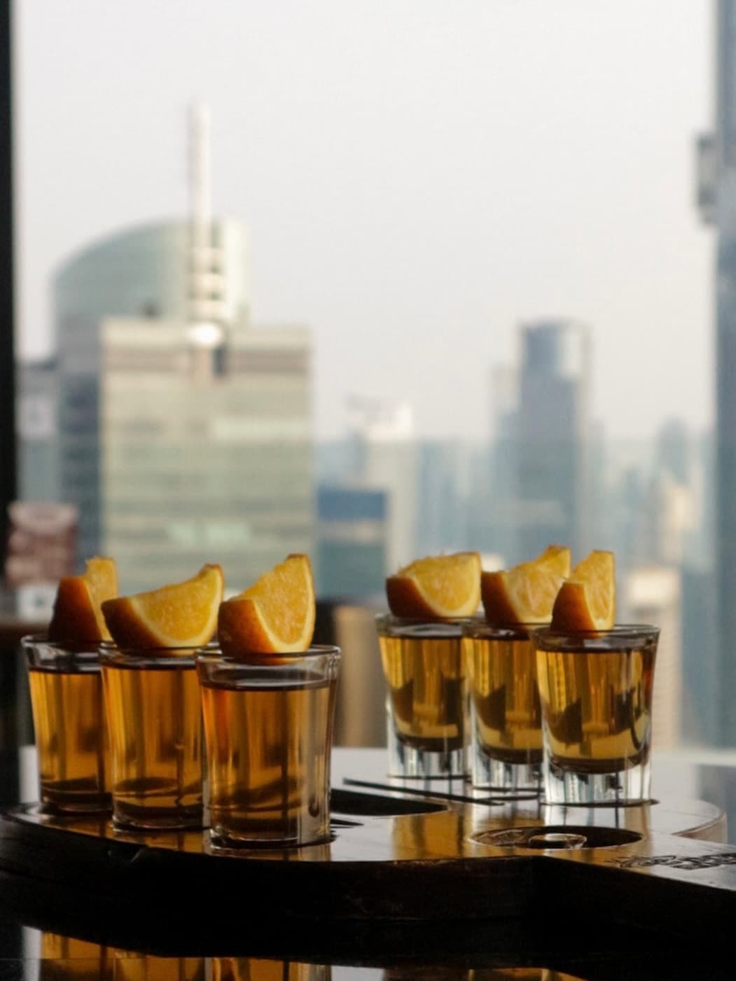 Kata siapa semua rooftop Jakarta itu romantis? Anjay, yang ini berisik banget kayak lagi dugem