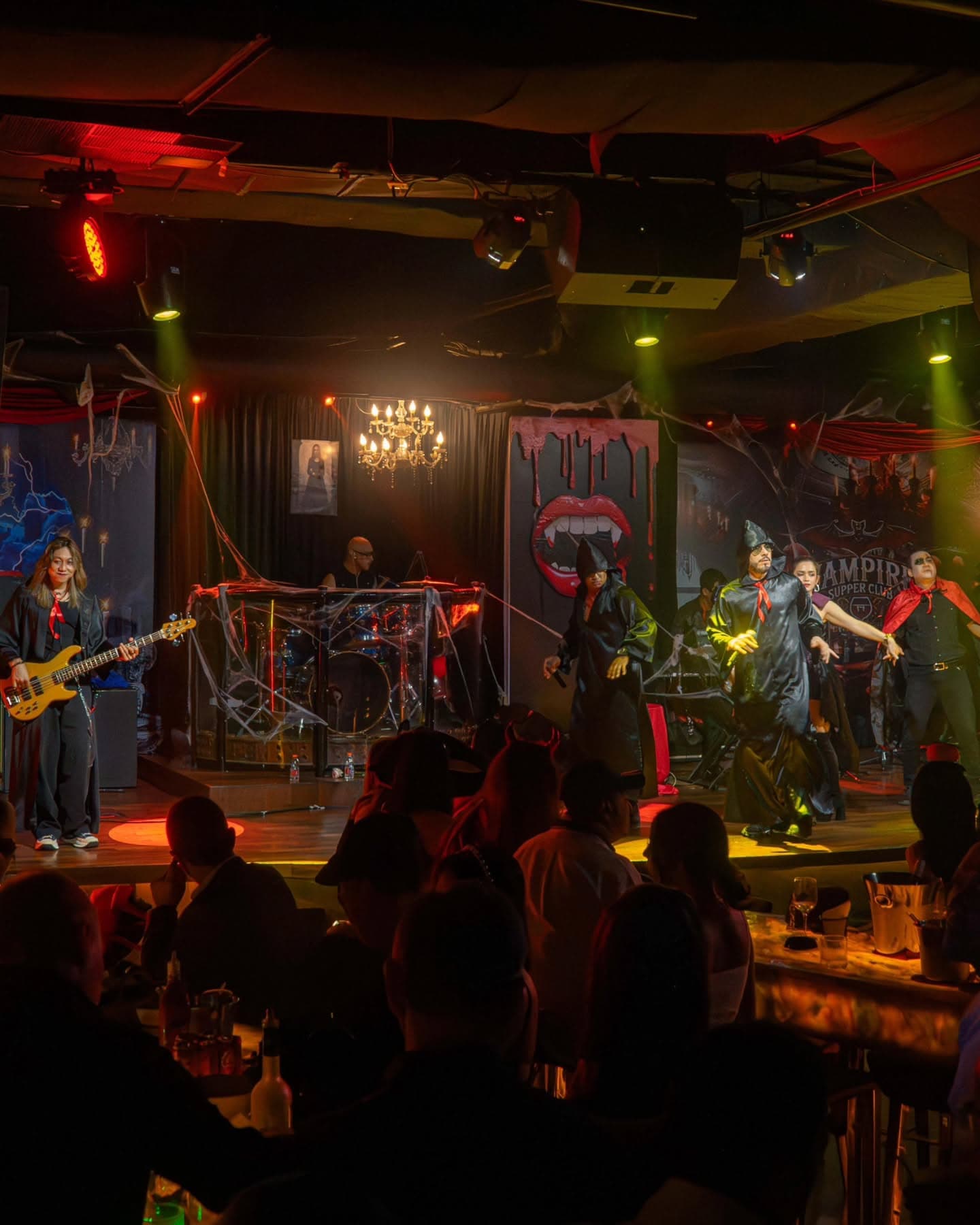 雅加达CJ's Bar，一半是顶级Live Band，一半是大型交友现场？