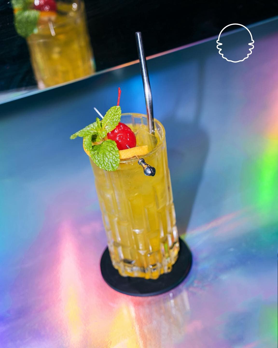 Anak musik merapat! 🎧 'Basecamp rahasia' di lantai 2 Jakbar, DJ-nya lebih bikin candu dari alkoholnya, anjay