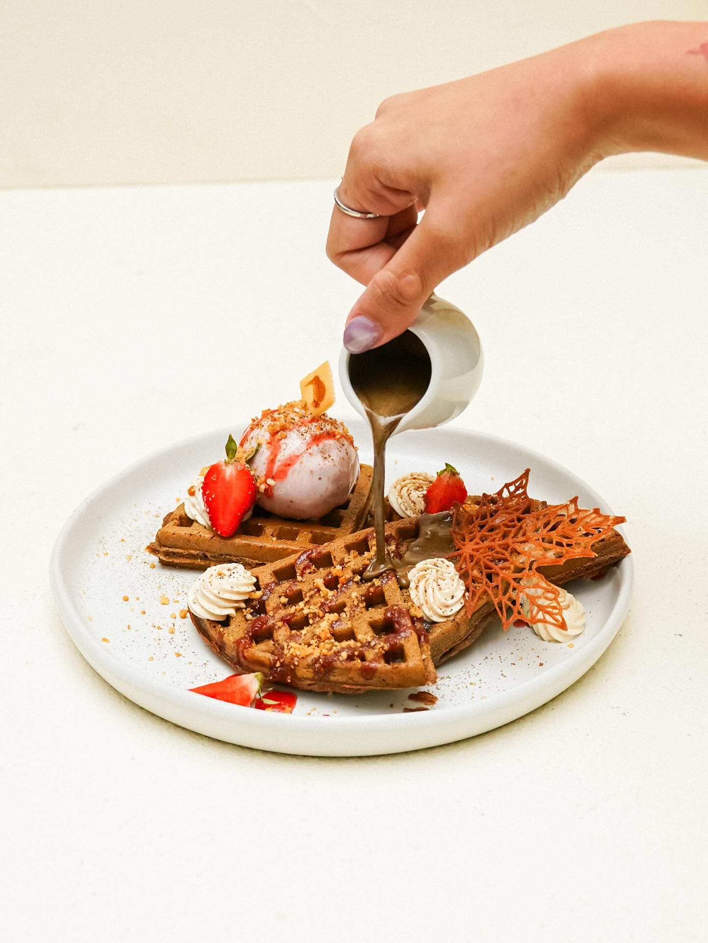 Anjay, tempat brunch di Jakarta ini makanannya berminyak parah, kok masih ada aja yang antri sih? 🤨