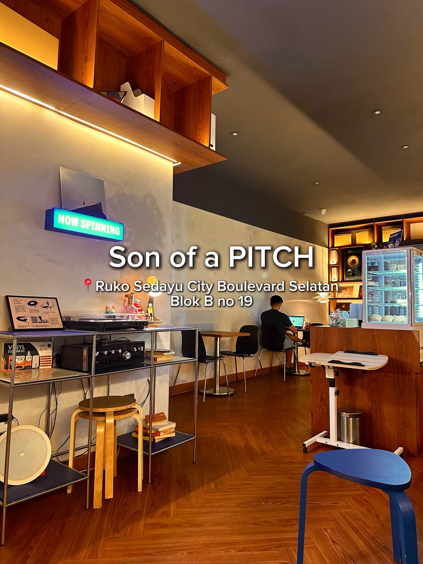 雅加达东区新玩法：在理发店楼上听黑胶喝咖啡？ 5