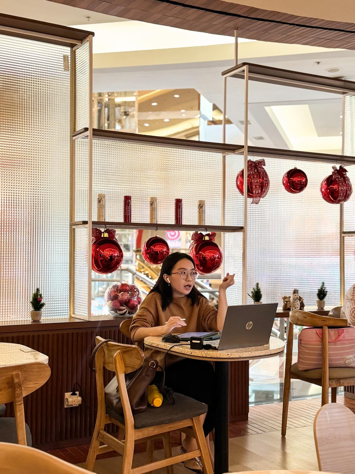 Para Digital Nomad, merapat! Kafe di Jakarta yang lagi hype banget ini, beneran mantap buat nongkrong sambil bawa laptop?