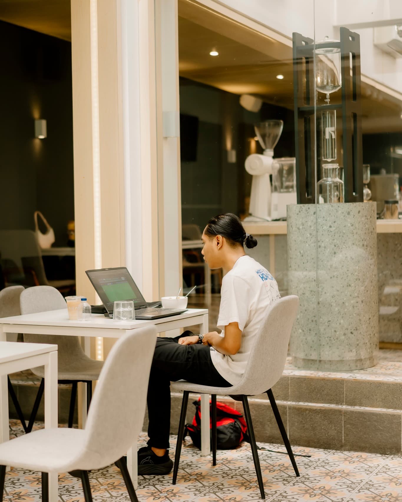 Don't be fooled by this Yadong shop's tiny entrance, the WFC inside is insane 3