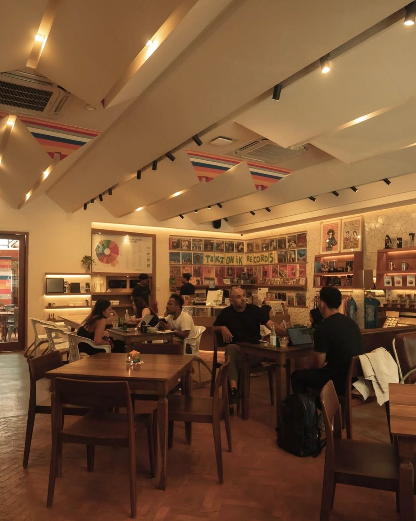 Kafe Ubud 'destinasi wajib', jangan cuma ngopi doang! 5