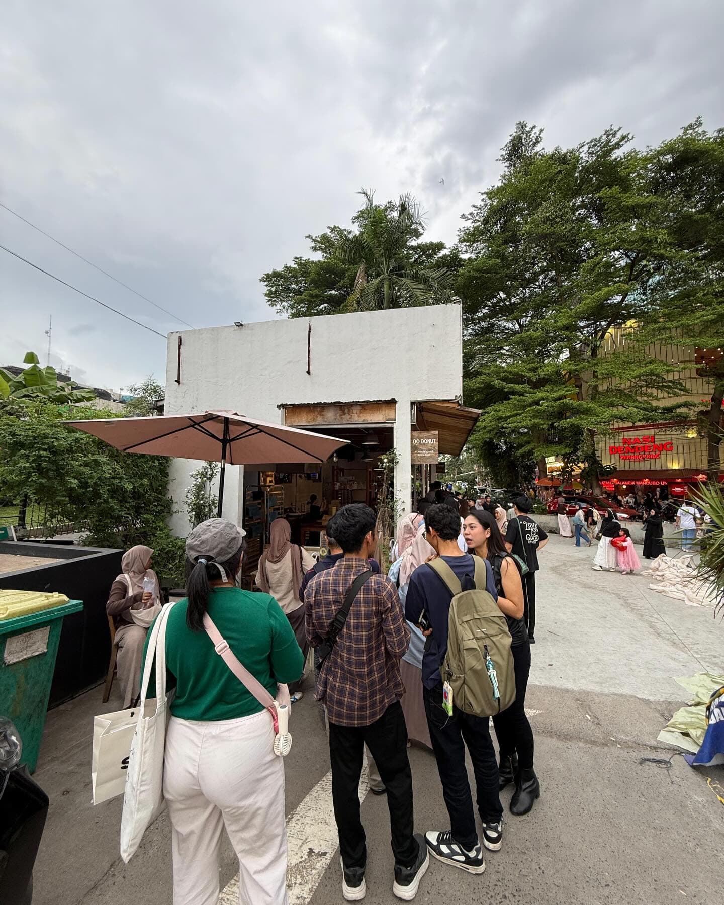 Antre 1 jam cuma buat bau amis telur? Donat viral Blok M, mending skip aja 2