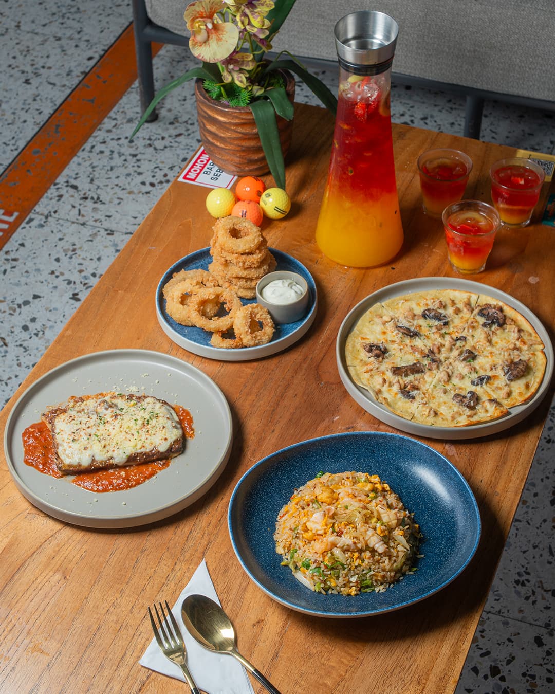 Anjay! Cafe Golf di Jakarta ini cantiknya kayak lukisan, tapi ramenya kayak pasar? 4