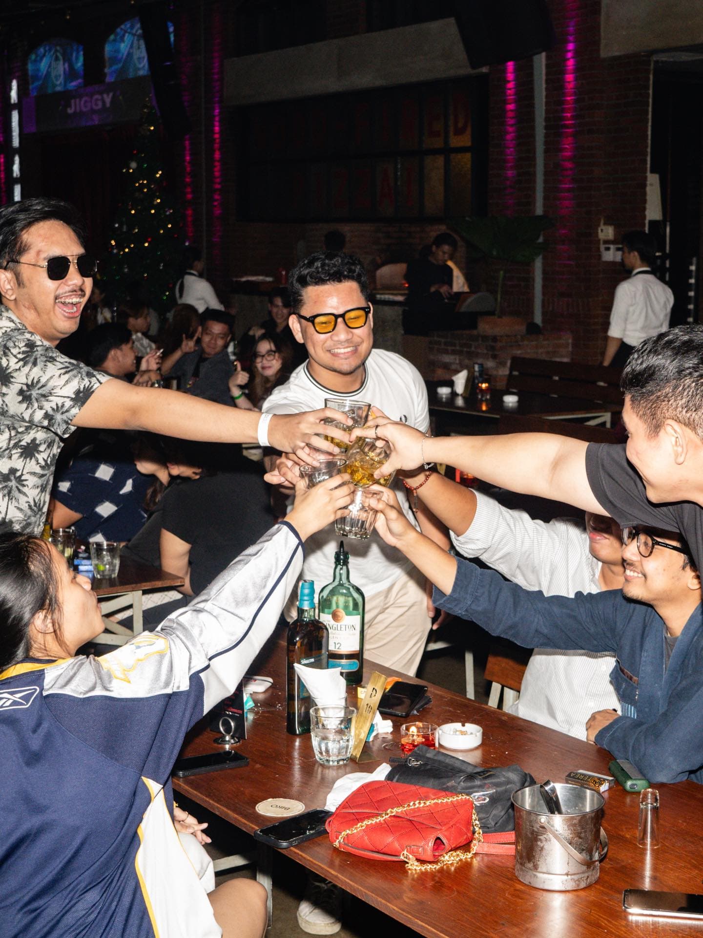 Calling all SCBD Corporate Slaves! This Beer Hall's music is blasting, but the pork rice is surprisingly divine