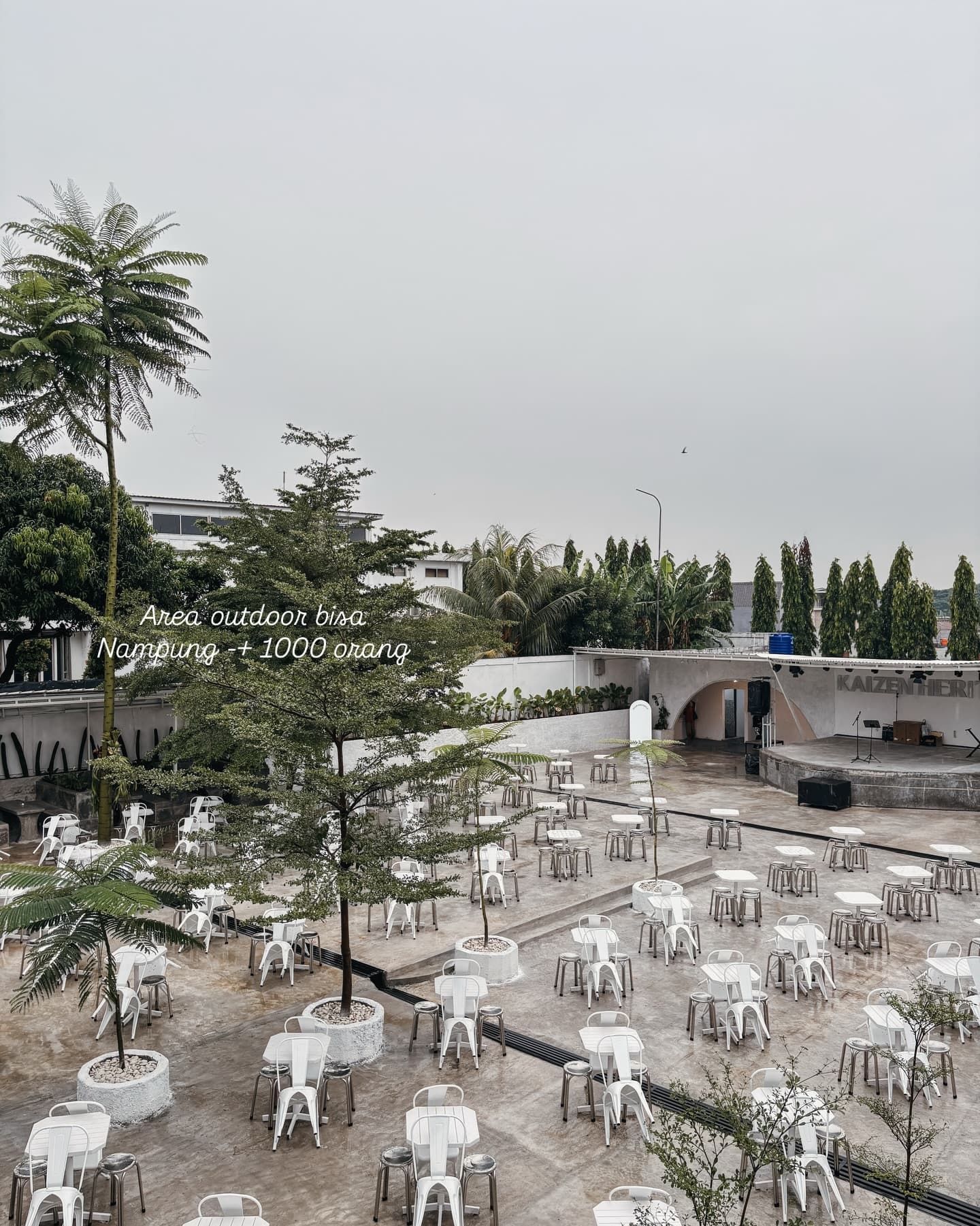 Night owls, assemble! I'm the first to check out this 24-hour livehouse cafe in East Jakarta 4