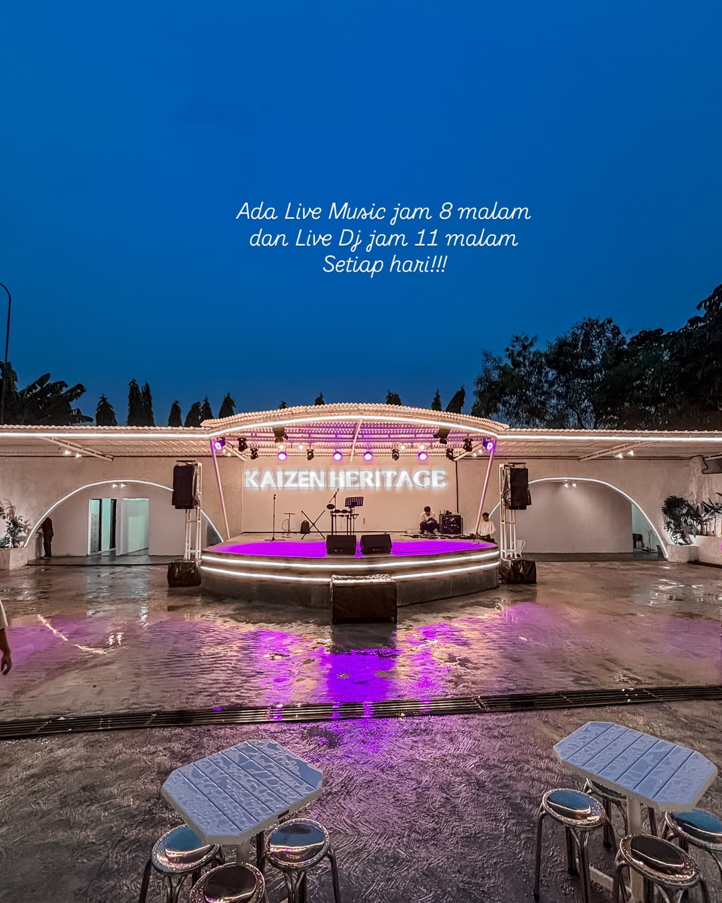 Night owls, assemble! I'm the first to check out this 24-hour livehouse cafe in East Jakarta