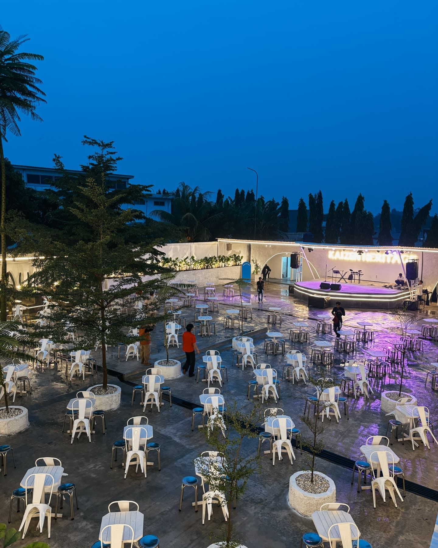 Night owls, assemble! I'm the first to check out this 24-hour livehouse cafe in East Jakarta 3