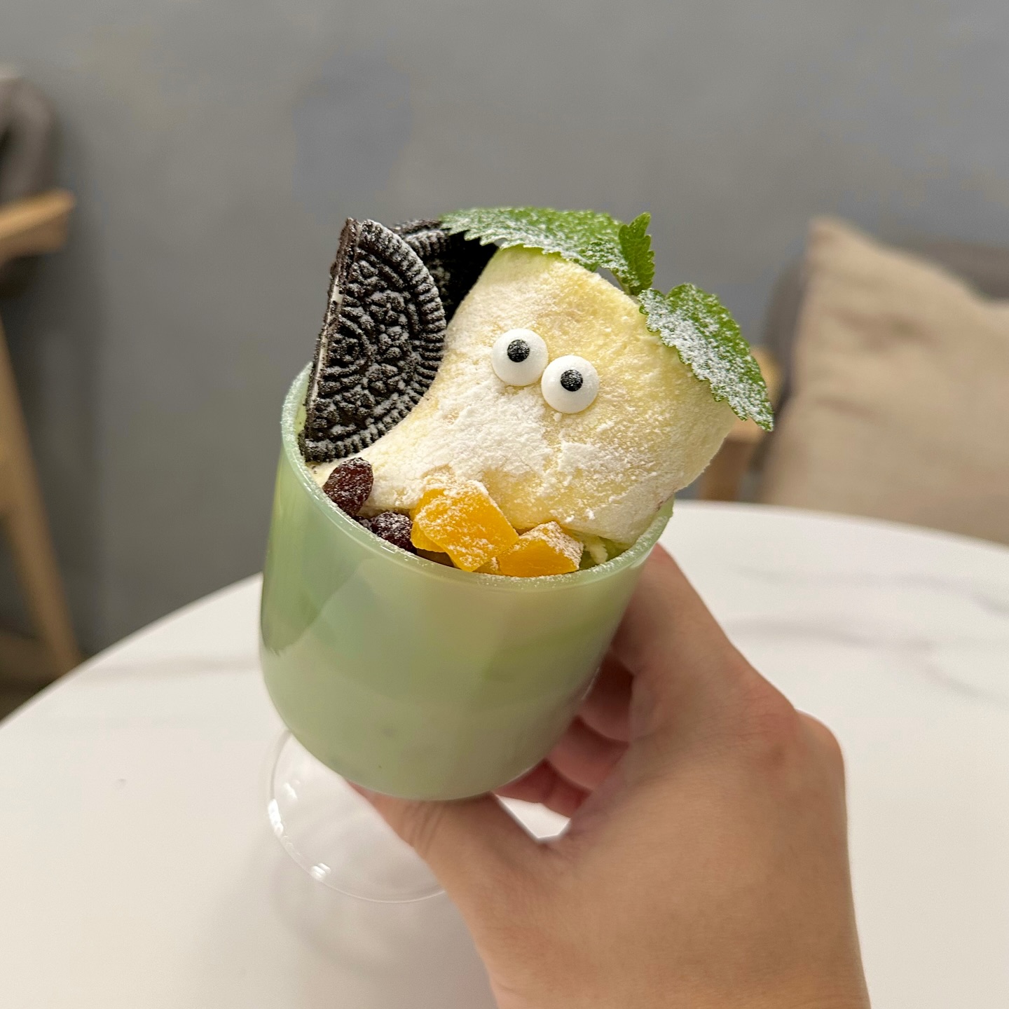 三马林达年轻人晚上都不回家？全挤在这家酒店大堂里Nongkrong！ 2