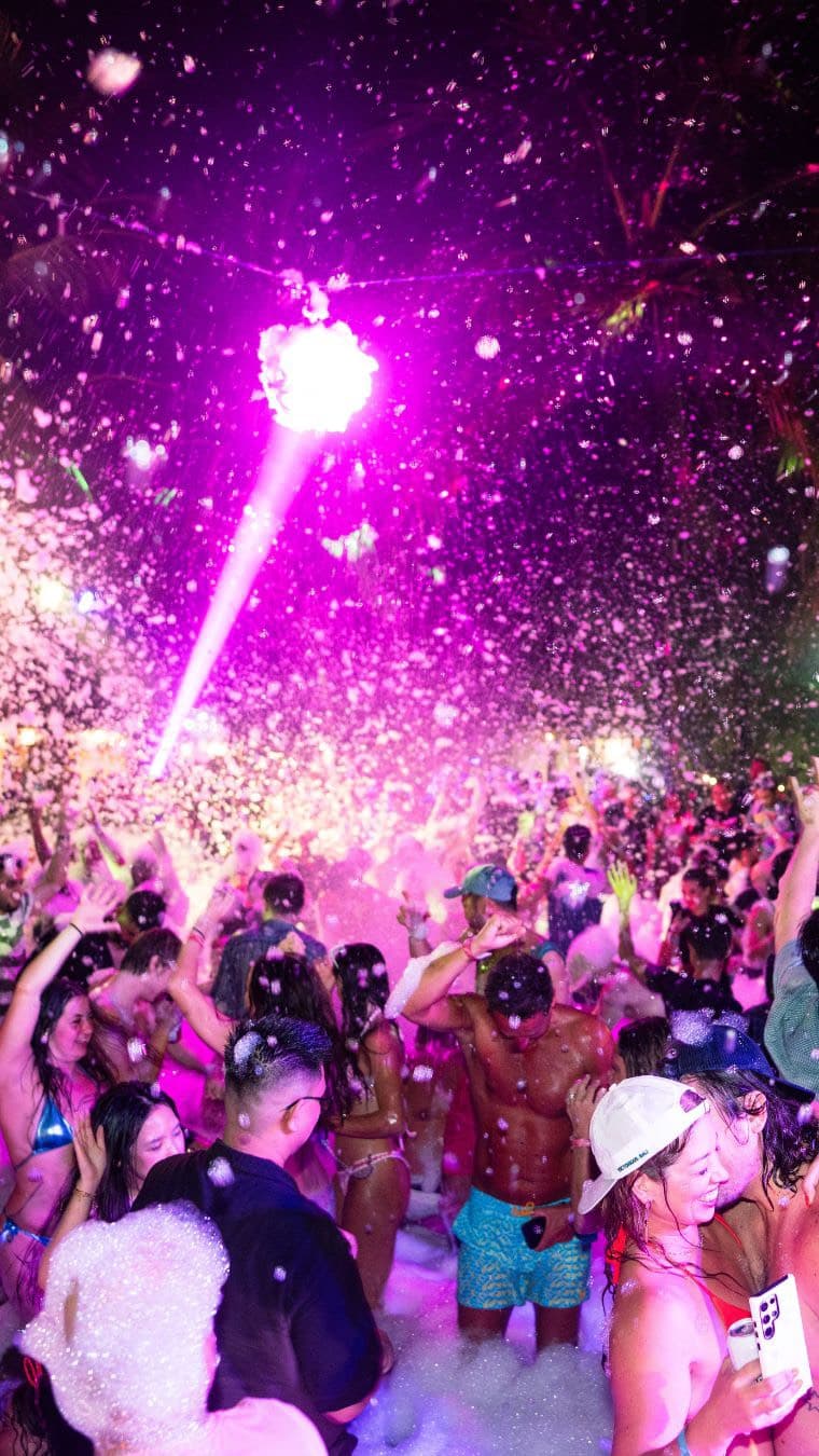 Nongkrong di rumah pohon bambu Bali ini? Mending datengnya abis jam 3 sore aja! 😉 6