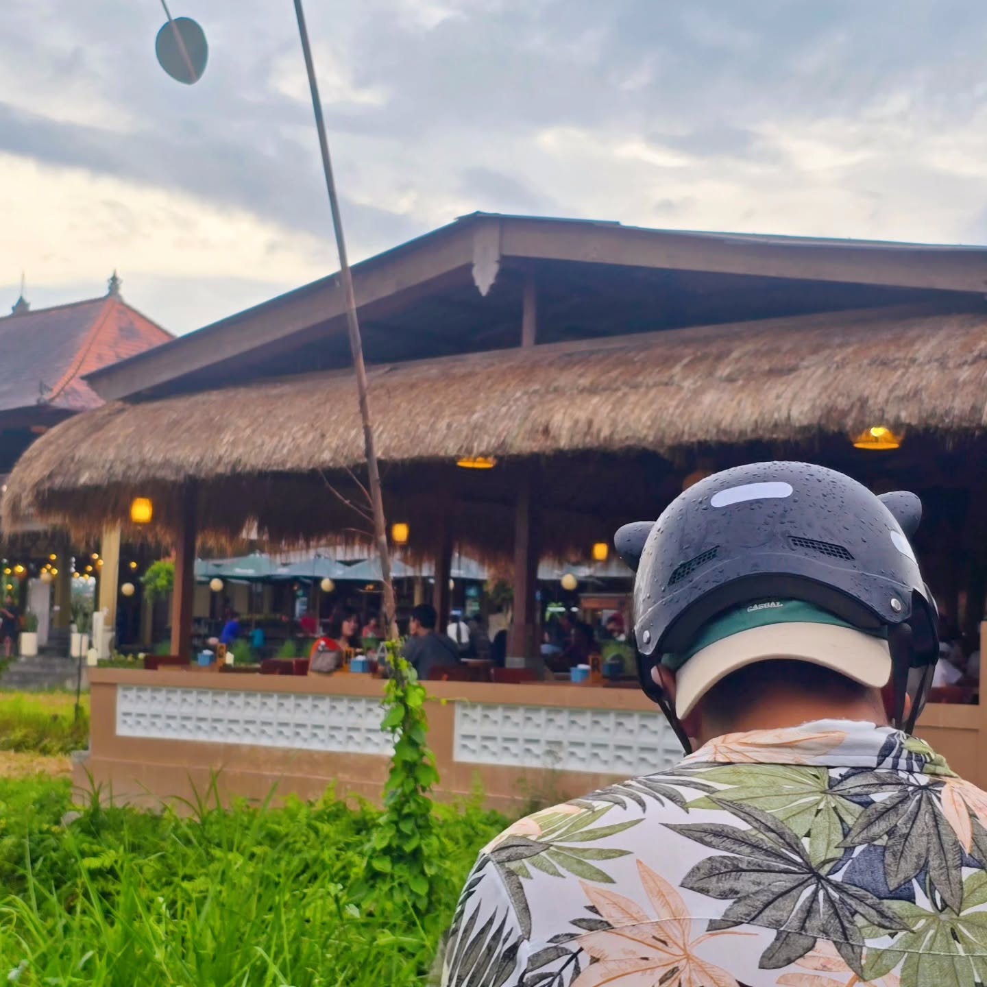 Gak nyampe 3 dollar/orang, aku di sawah Bali nyobain babi guling paling mantap! 6