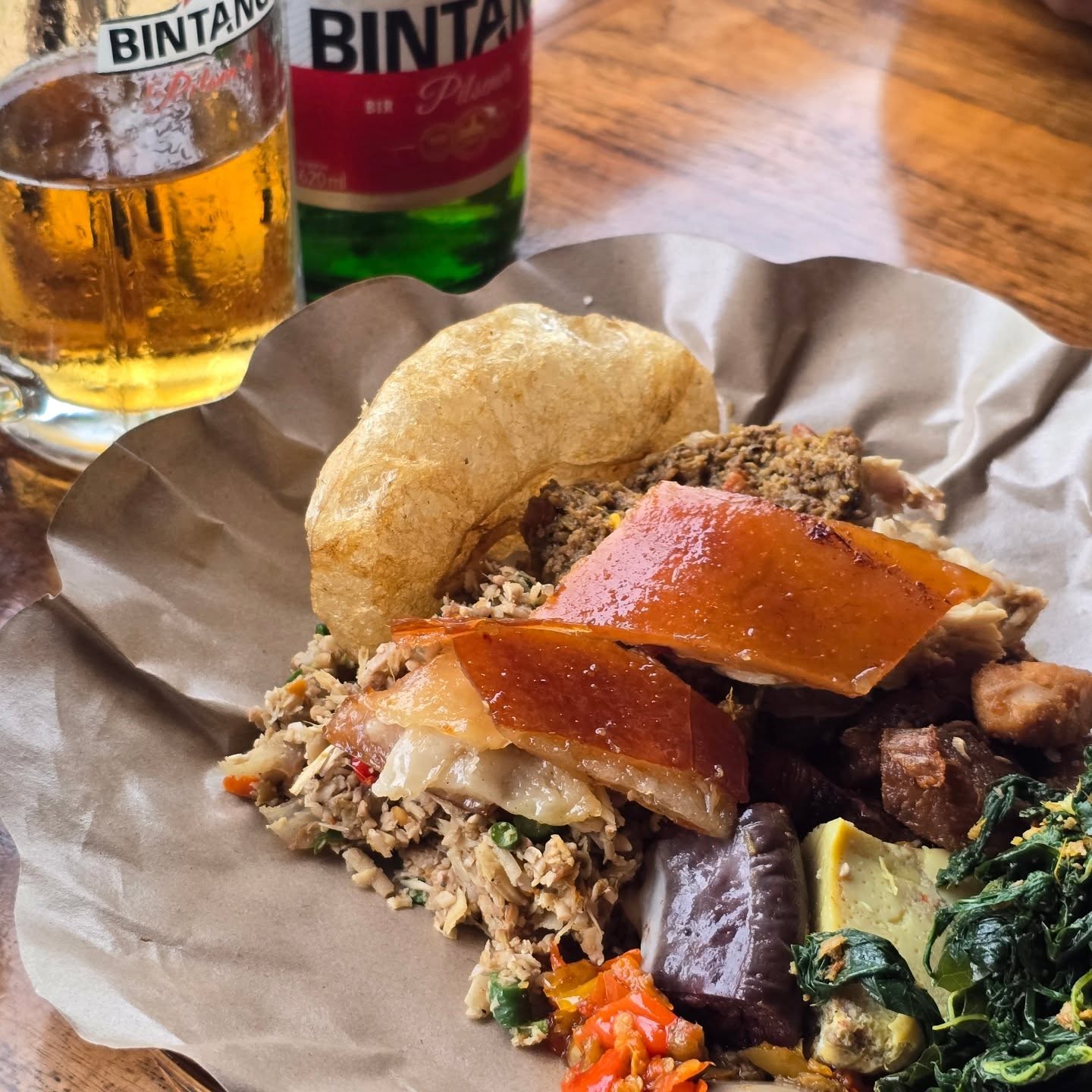 Gak nyampe 3 dollar/orang, aku di sawah Bali nyobain babi guling paling mantap! 2