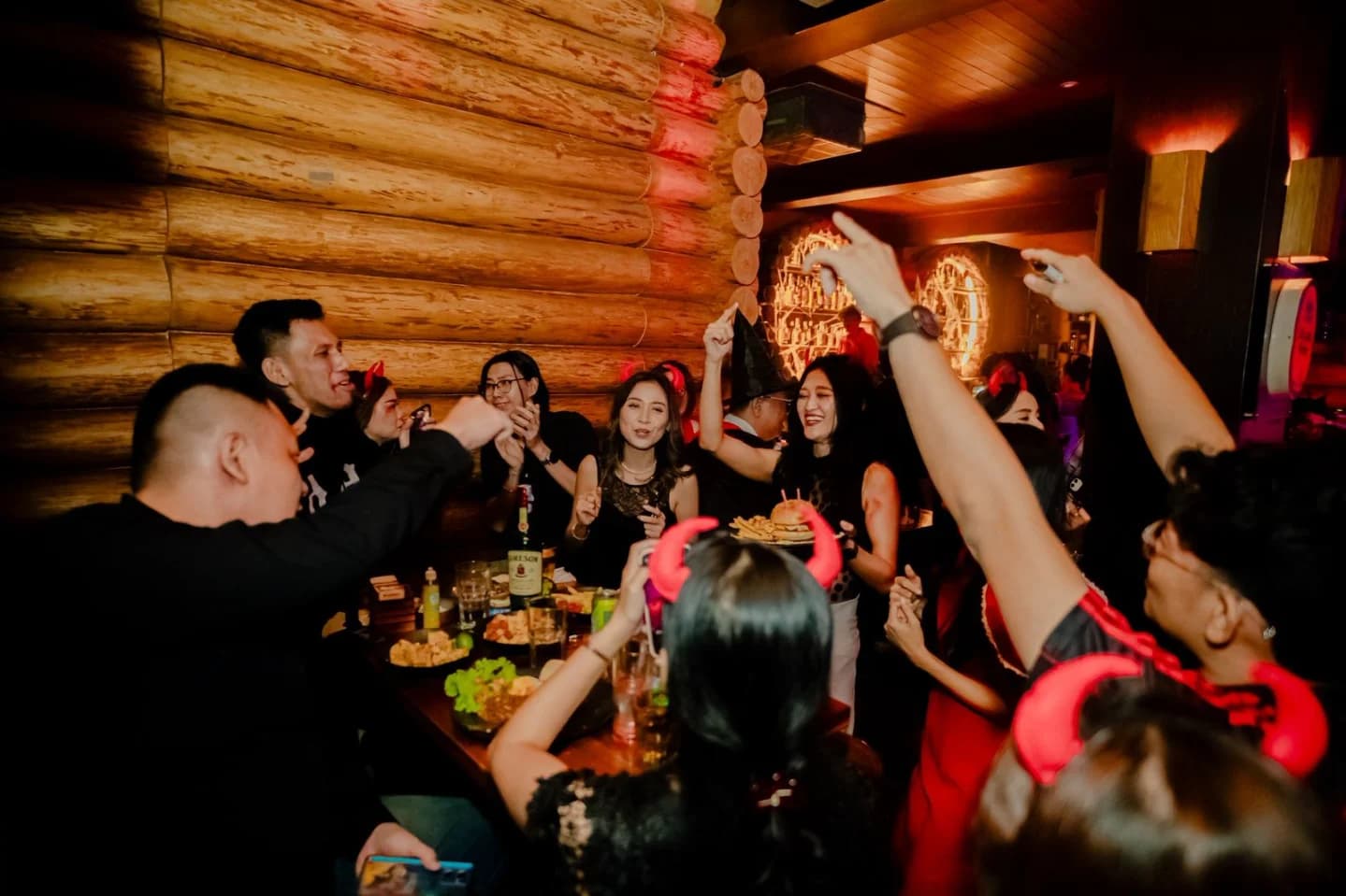 音乐吵到耳鸣，但我为这口炸猪皮还想再来！ 2