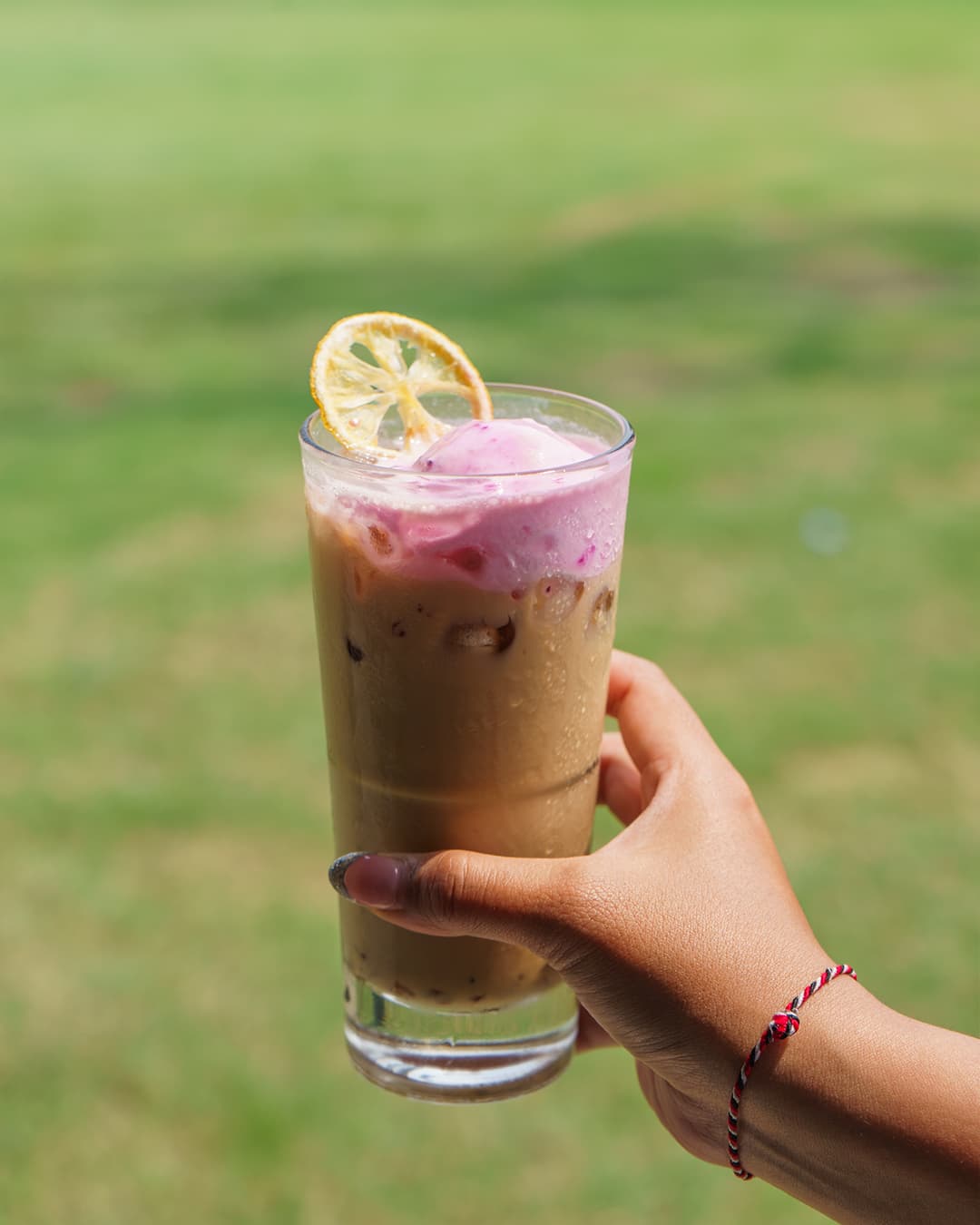 Anjay! Cafe Golf di Jakarta ini cantiknya kayak lukisan, tapi ramenya kayak pasar?