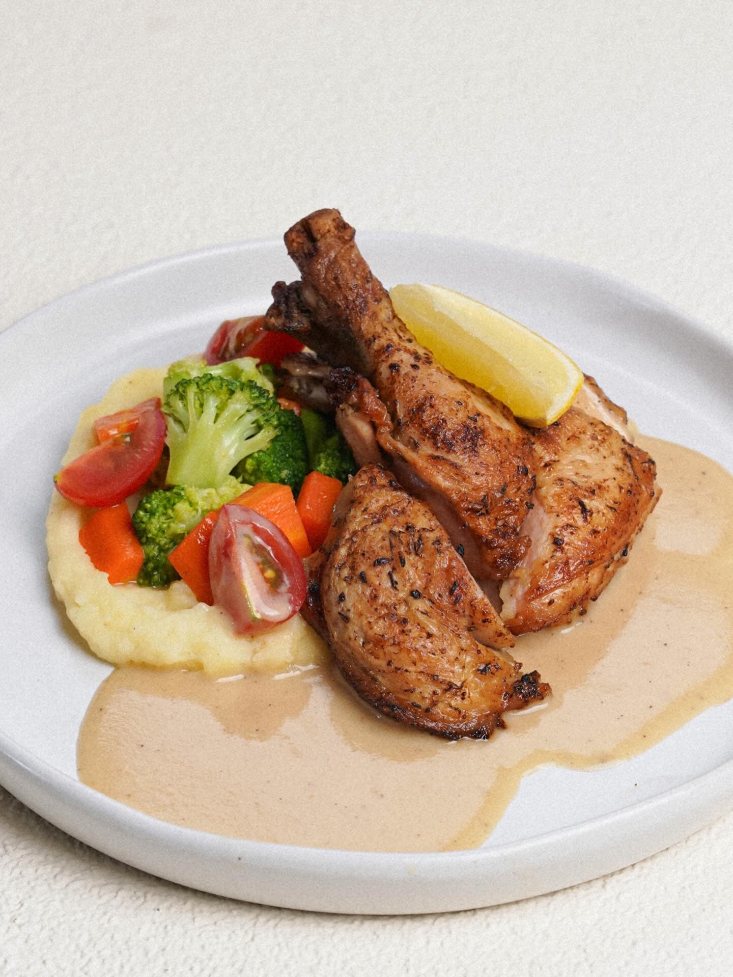 Anjay, tempat brunch di Jakarta ini makanannya berminyak parah, kok masih ada aja yang antri sih? 🤨 3