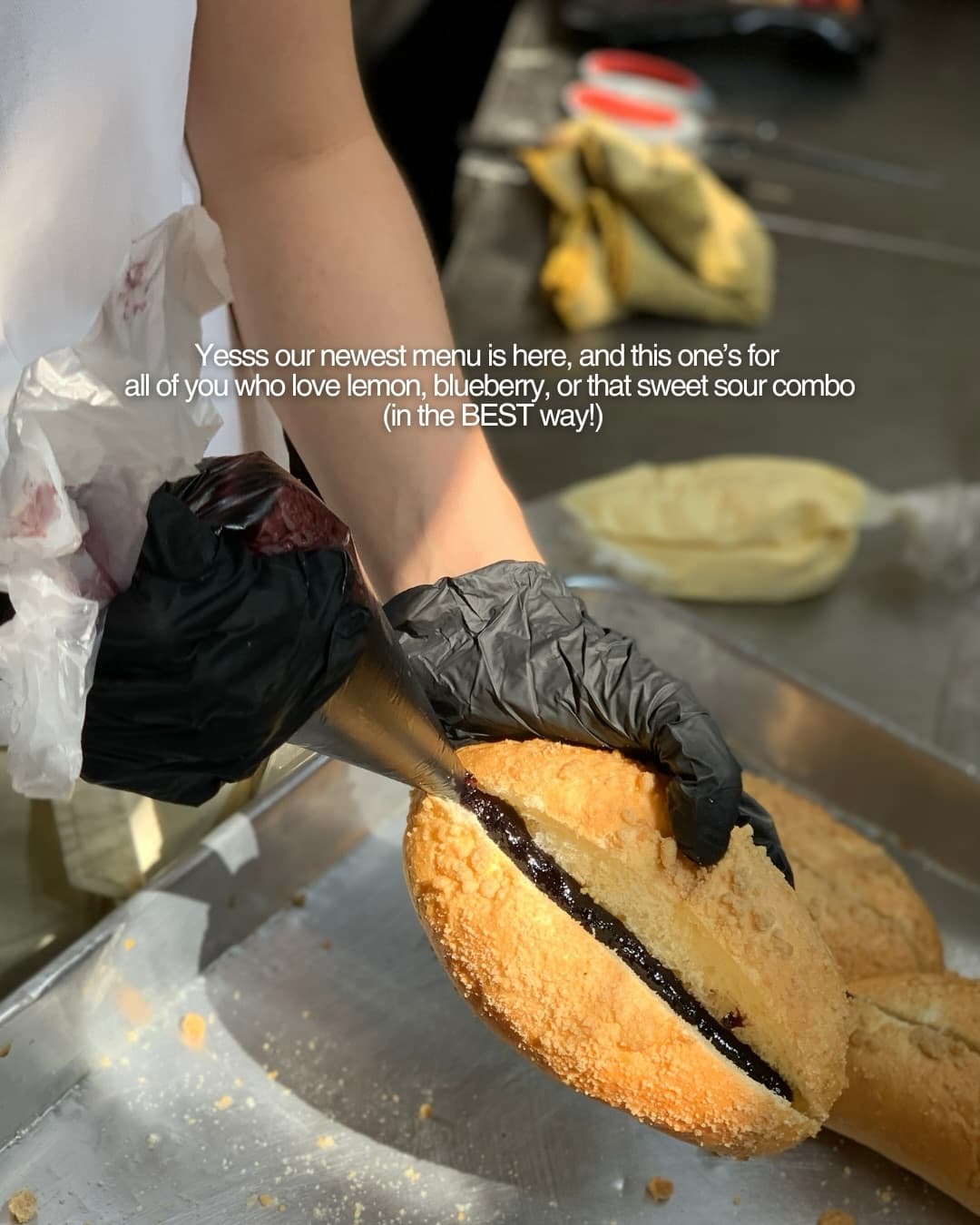 This Jakarta bakery is just a tiny window, so what's with the daily queue? 3