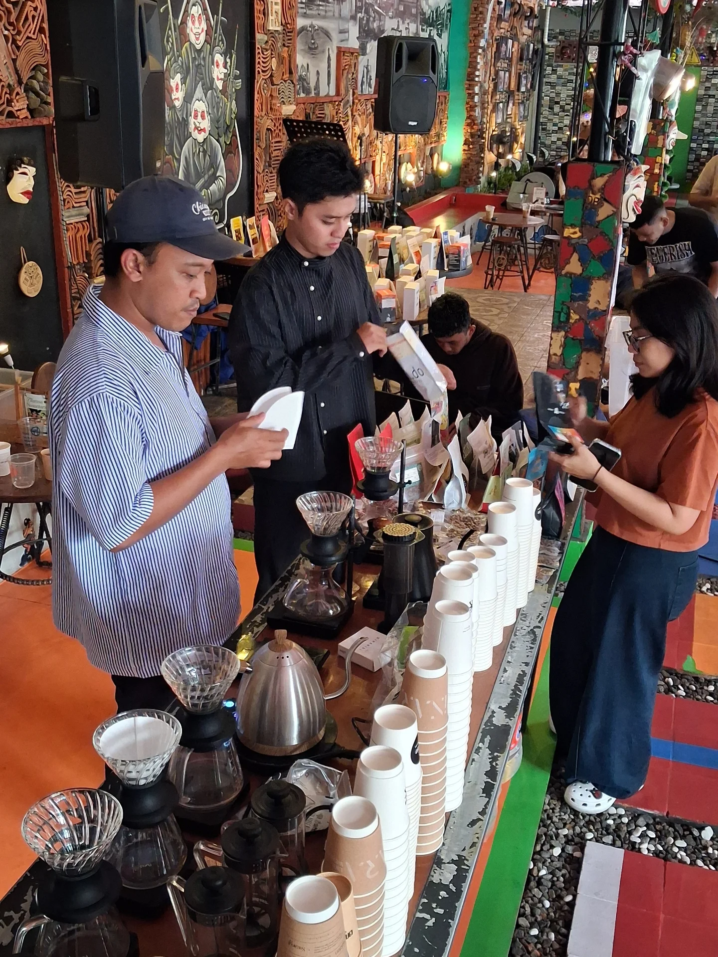 Manual brew-nya mantap gila, tapi espresso-nya bikin bingung... Kafe di Solo ini emang ada 'sesuatu'-nya