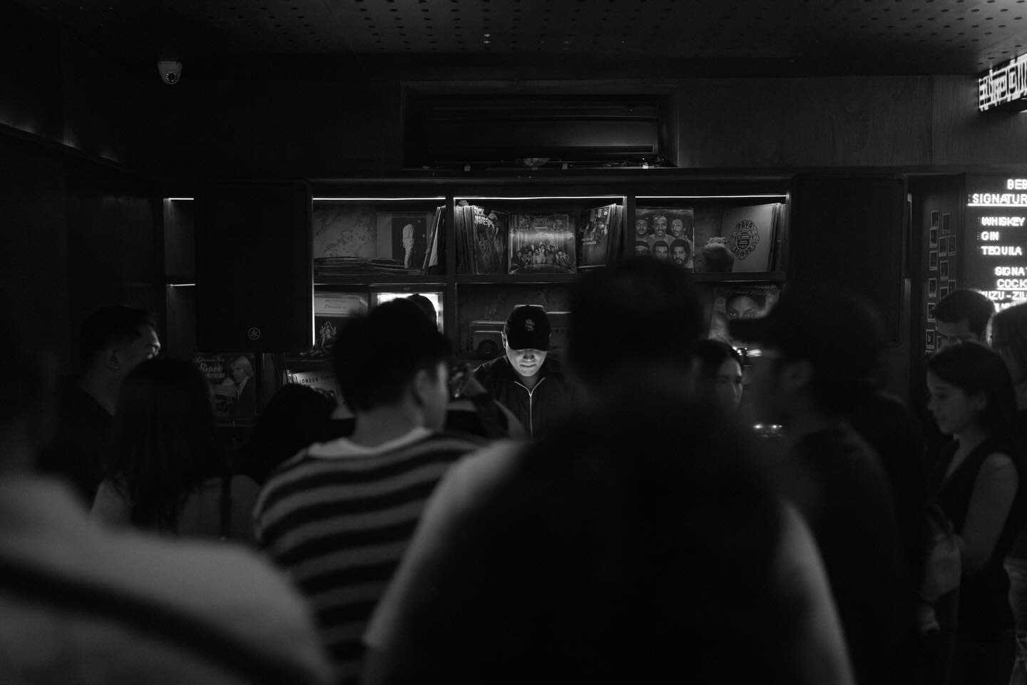 Anak R&B, merapat! Musik di Bar Jepang Jakarta ini lebih bikin candu dari minumannya, Anjay