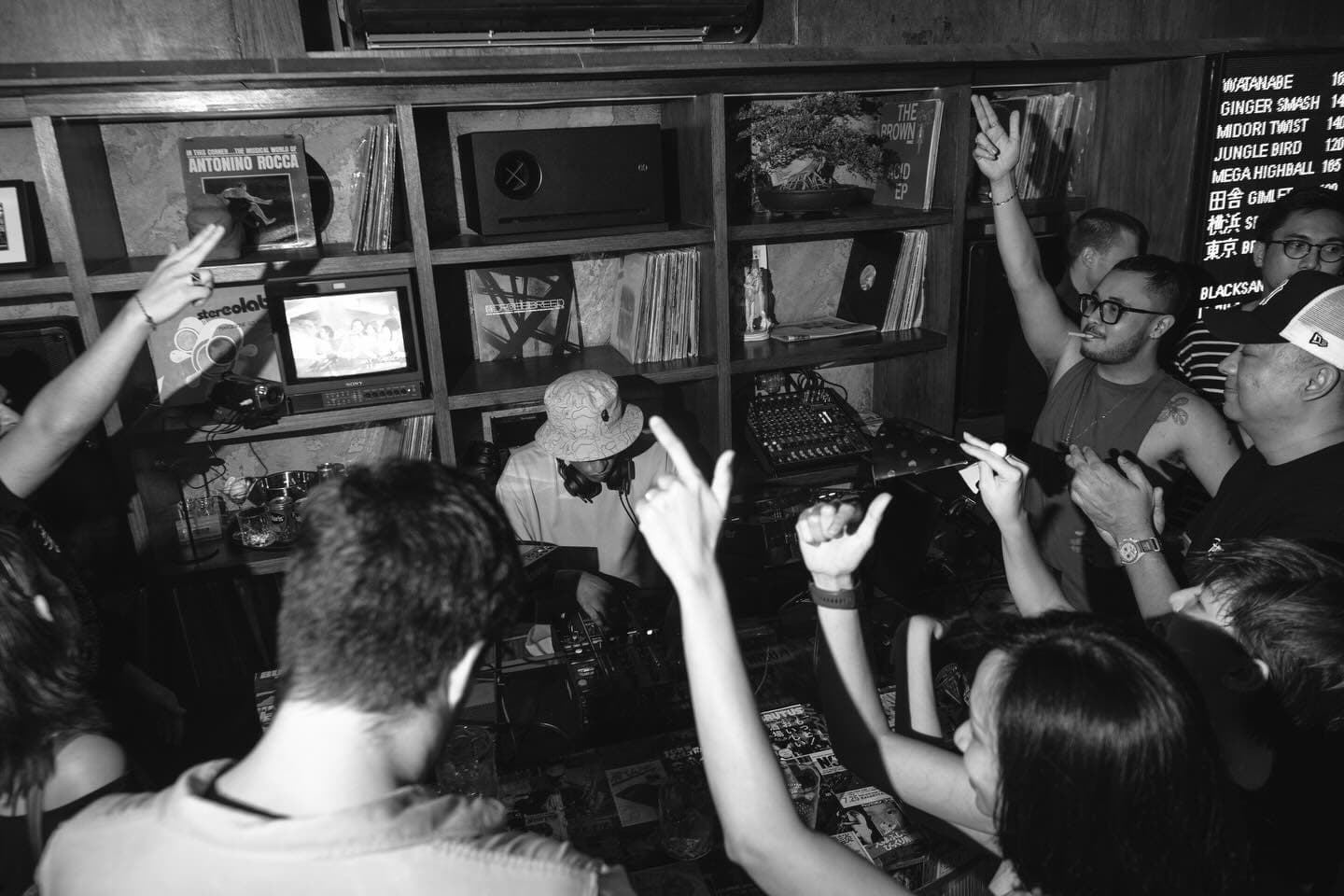 Anak R&B, merapat! Musik di Bar Jepang Jakarta ini lebih bikin candu dari minumannya, Anjay 2