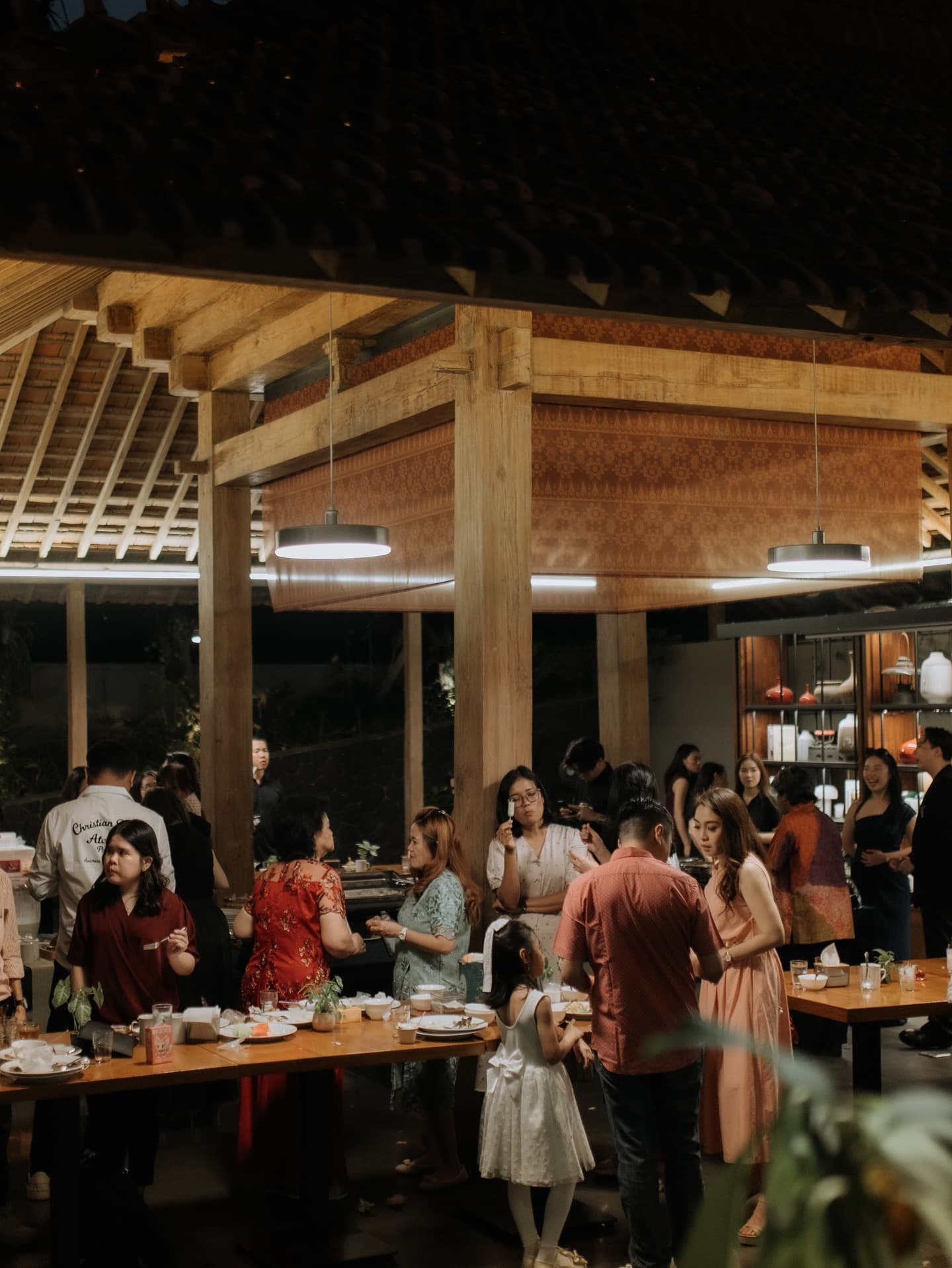 Jangan cuma liat fotonya! Resto taman viral di Jakarta ini, lebih mantap datengnya pas malem