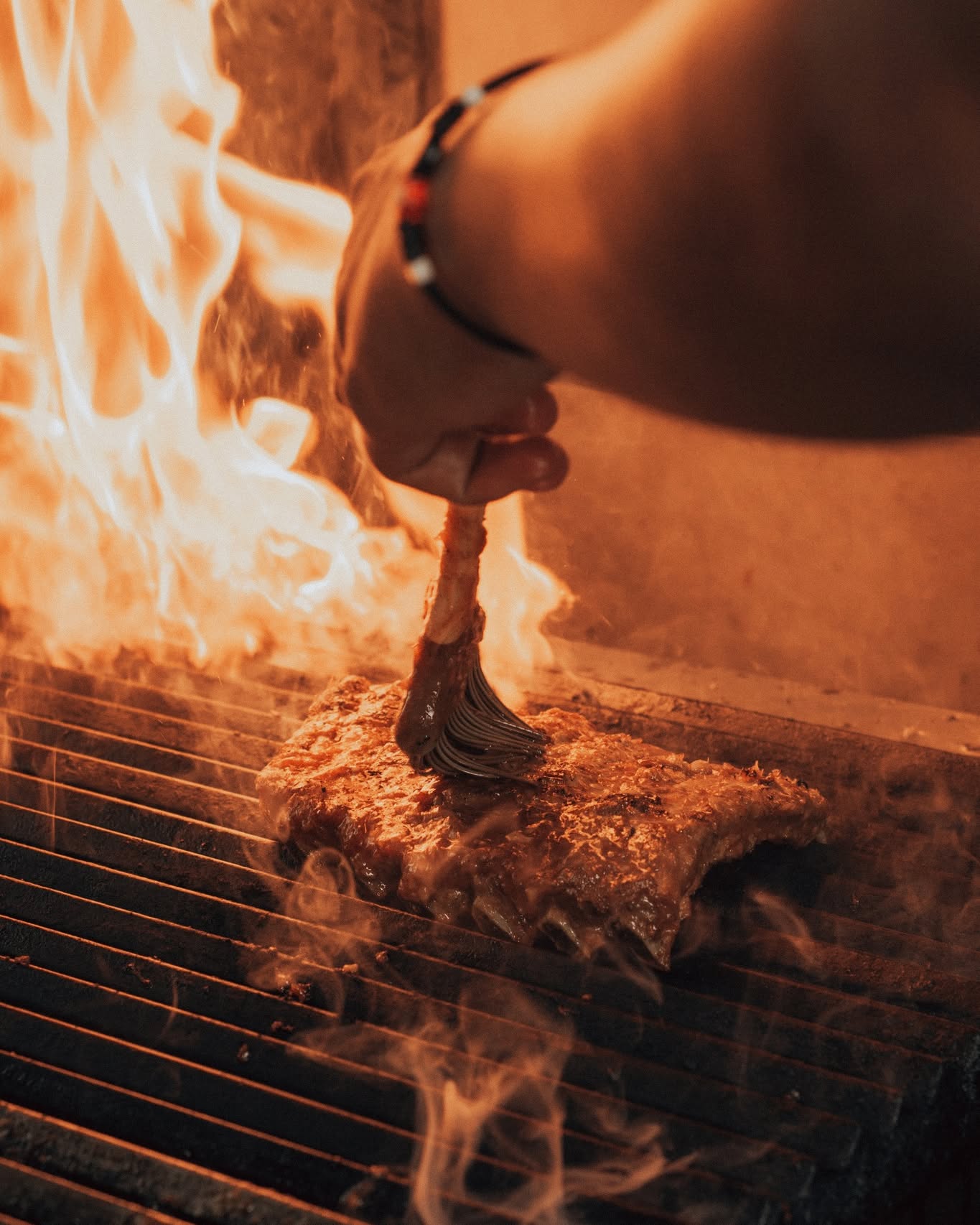 Antre setengah jam, cuma demi sepiring babi panggang 'listrik' api kayu ini? 6