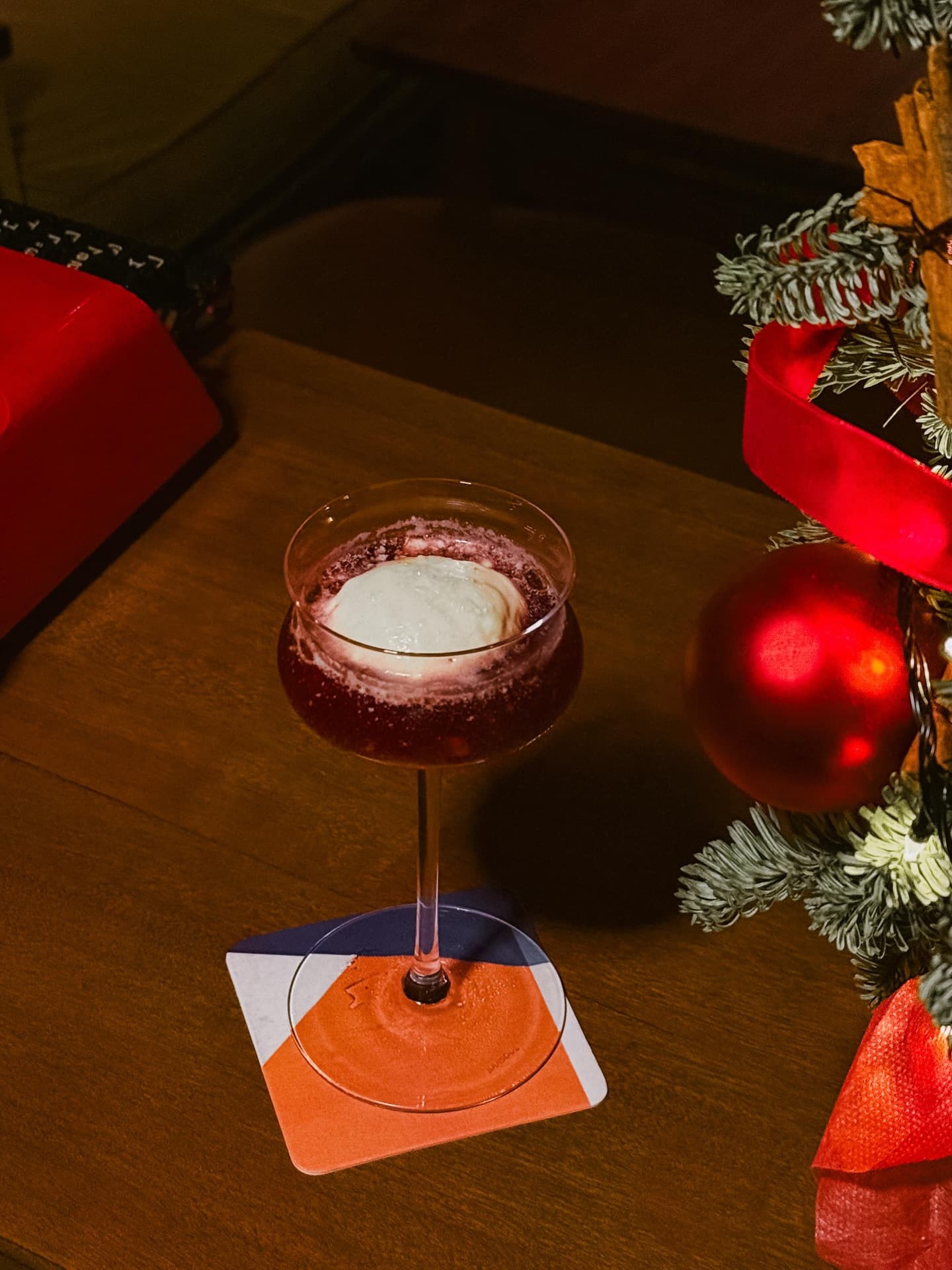 Anjay, pelayannya lebih galak dari gue? Nongkrong di bar viral Senopati ini, mending pas Happy Hour aja buat cari promo 6