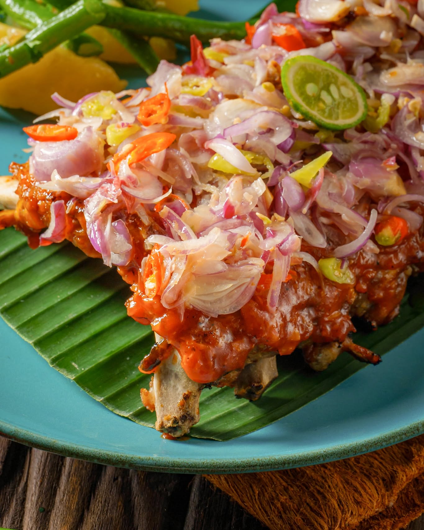 Antre setengah jam, cuma demi sepiring babi panggang 'listrik' api kayu ini? 4