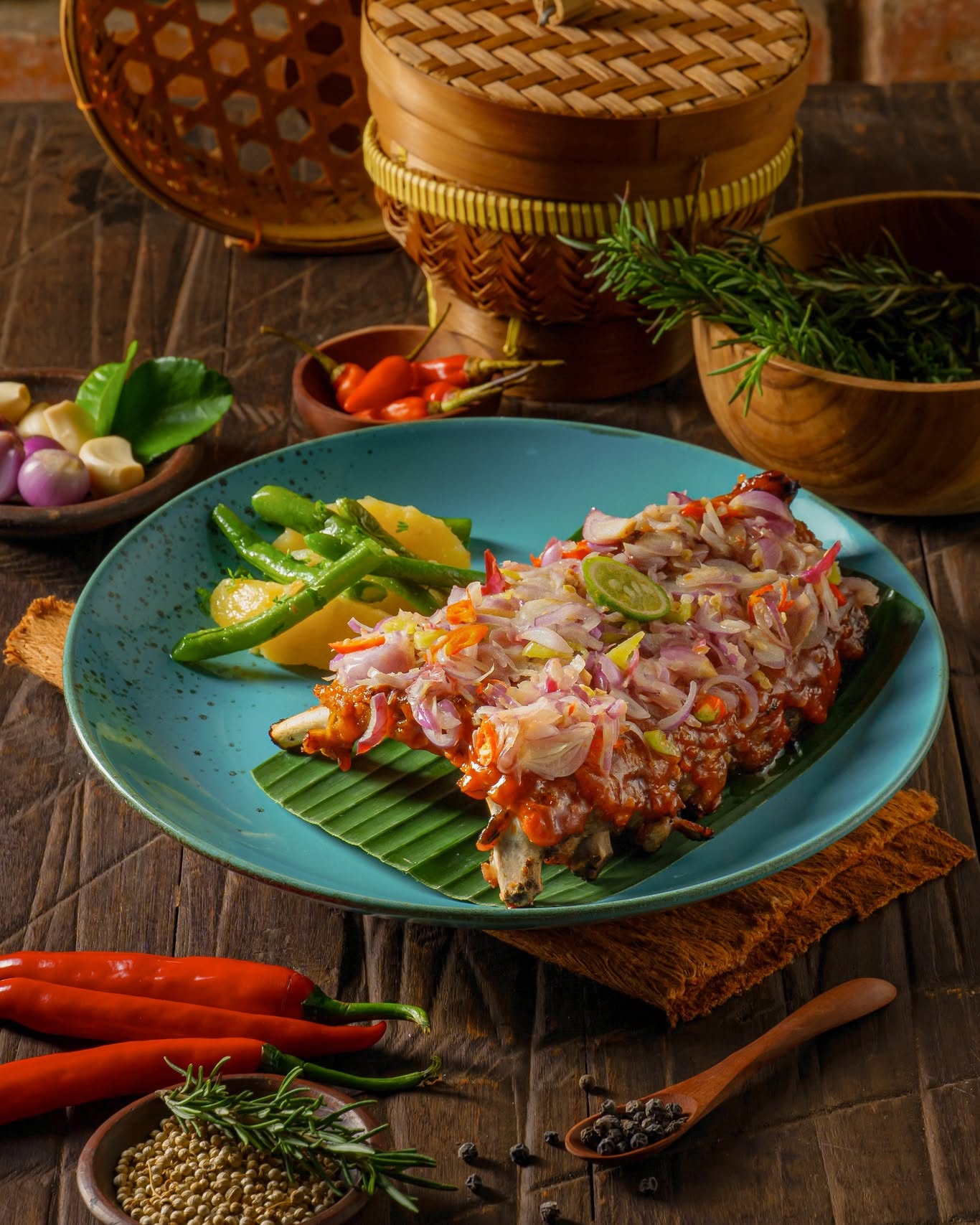 Antre setengah jam, cuma demi sepiring babi panggang 'listrik' api kayu ini? 5