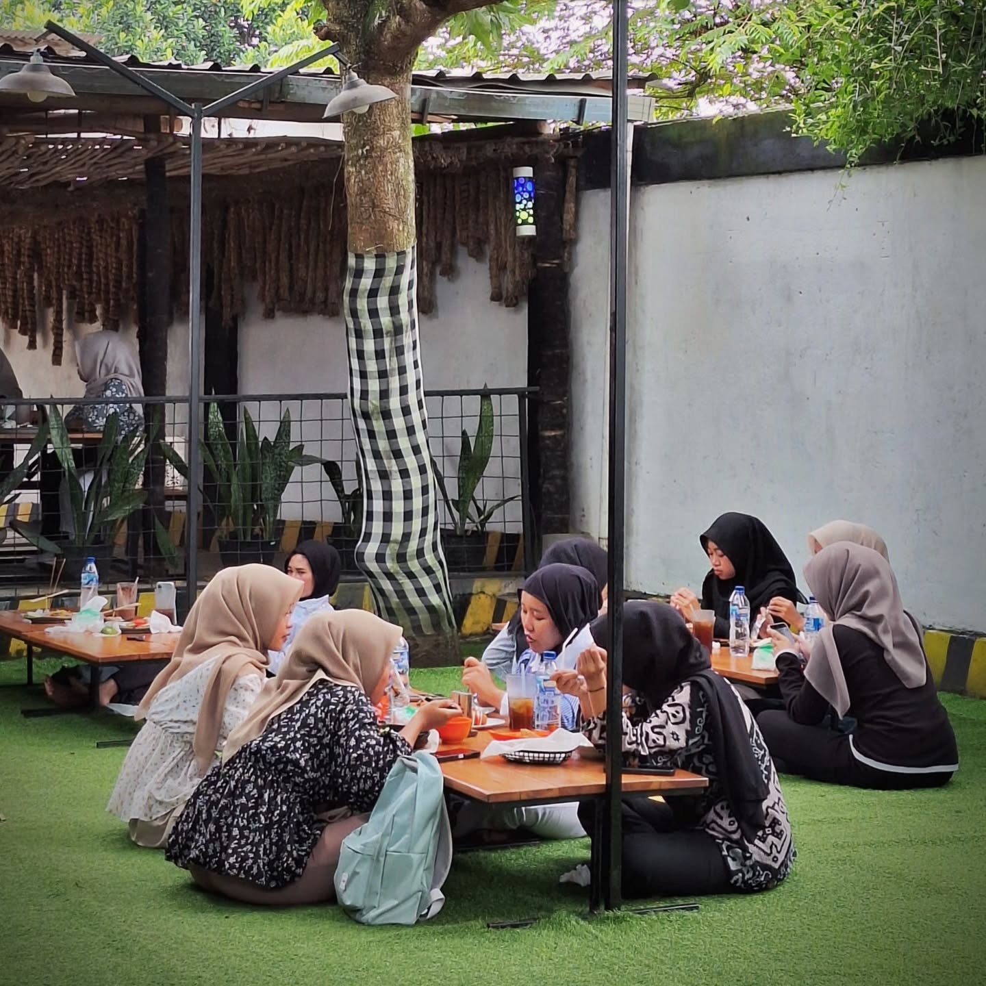 Thought it was just a small village eatery, but it's a giant? This place in Blora is Anjay 2