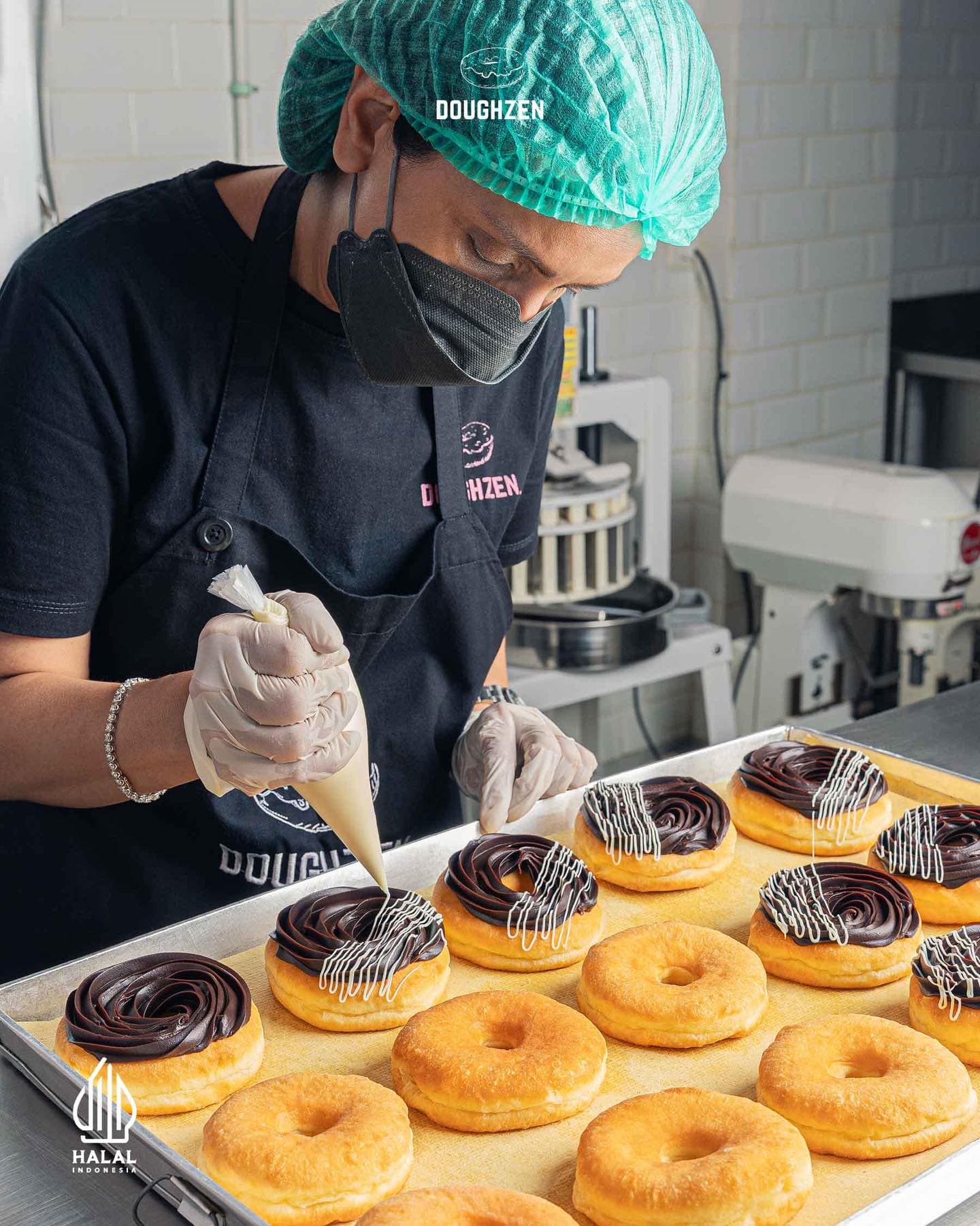 Donut viral PIM: Mantap bikin nagih, tapi muka mbaknya auto bikin ilfeel…