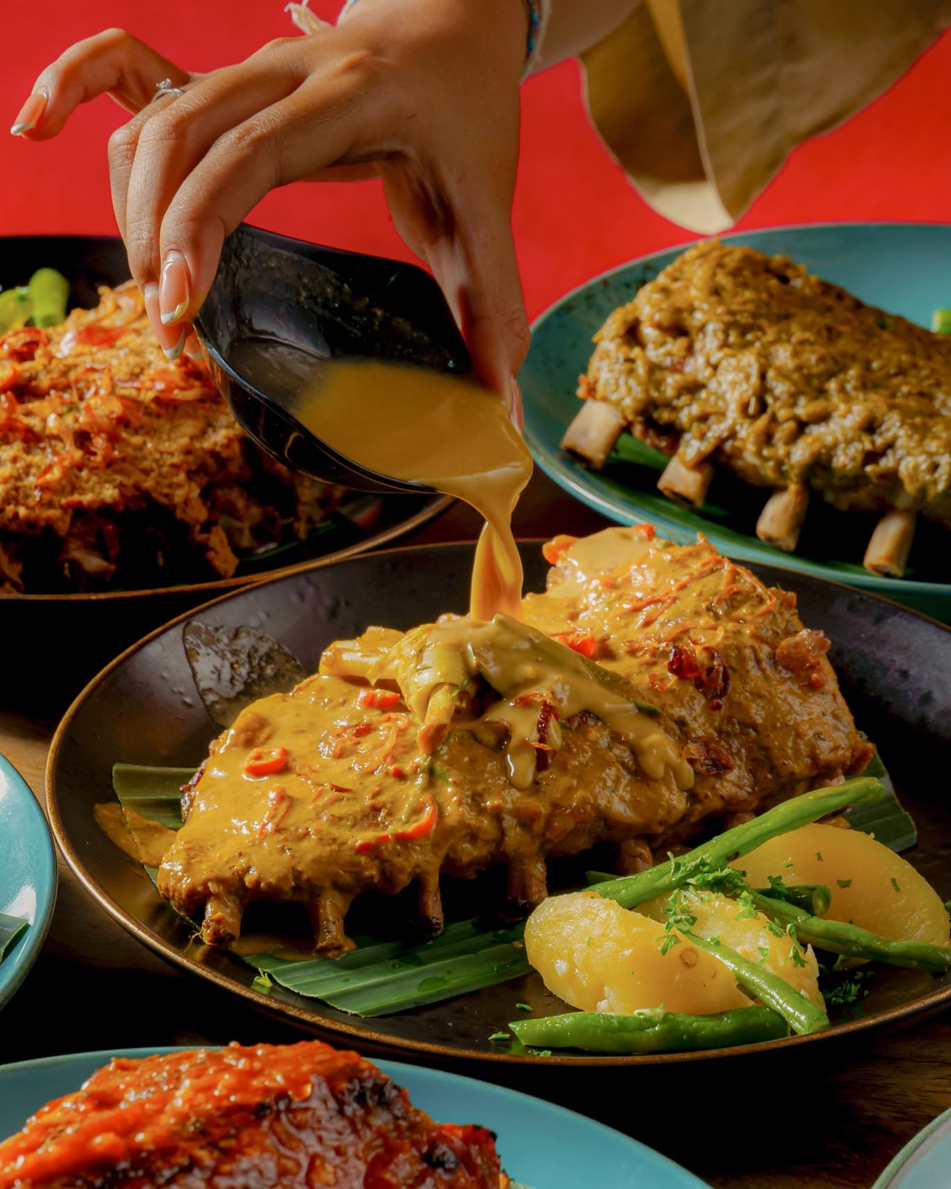 Antre setengah jam, cuma demi sepiring babi panggang 'listrik' api kayu ini? 3